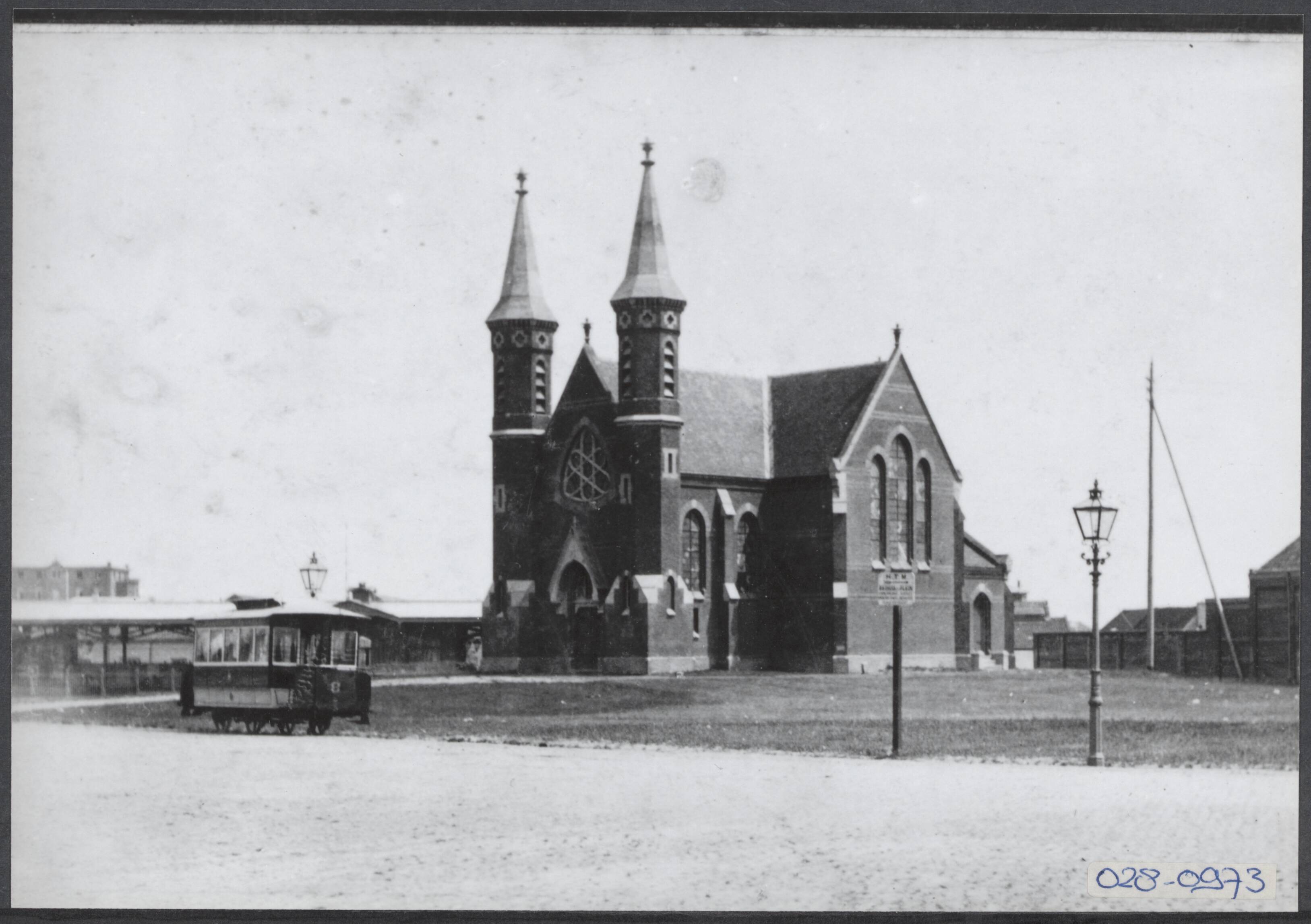 Fotocollectie Elsevier Binnenland — Badkapel aan het Gevers Deynootplein in Scheveningen met tram op de voorgrond — Foto: Onbekend / Publiek Domein of Rechtenvrij. Licentie: Set B: Rechtenvrij / Publiek Domein. Bron: Nationaal Archief. http://hdl.handle.net/10648/addf665e-d0b4-102d-bcf8-003048976d84