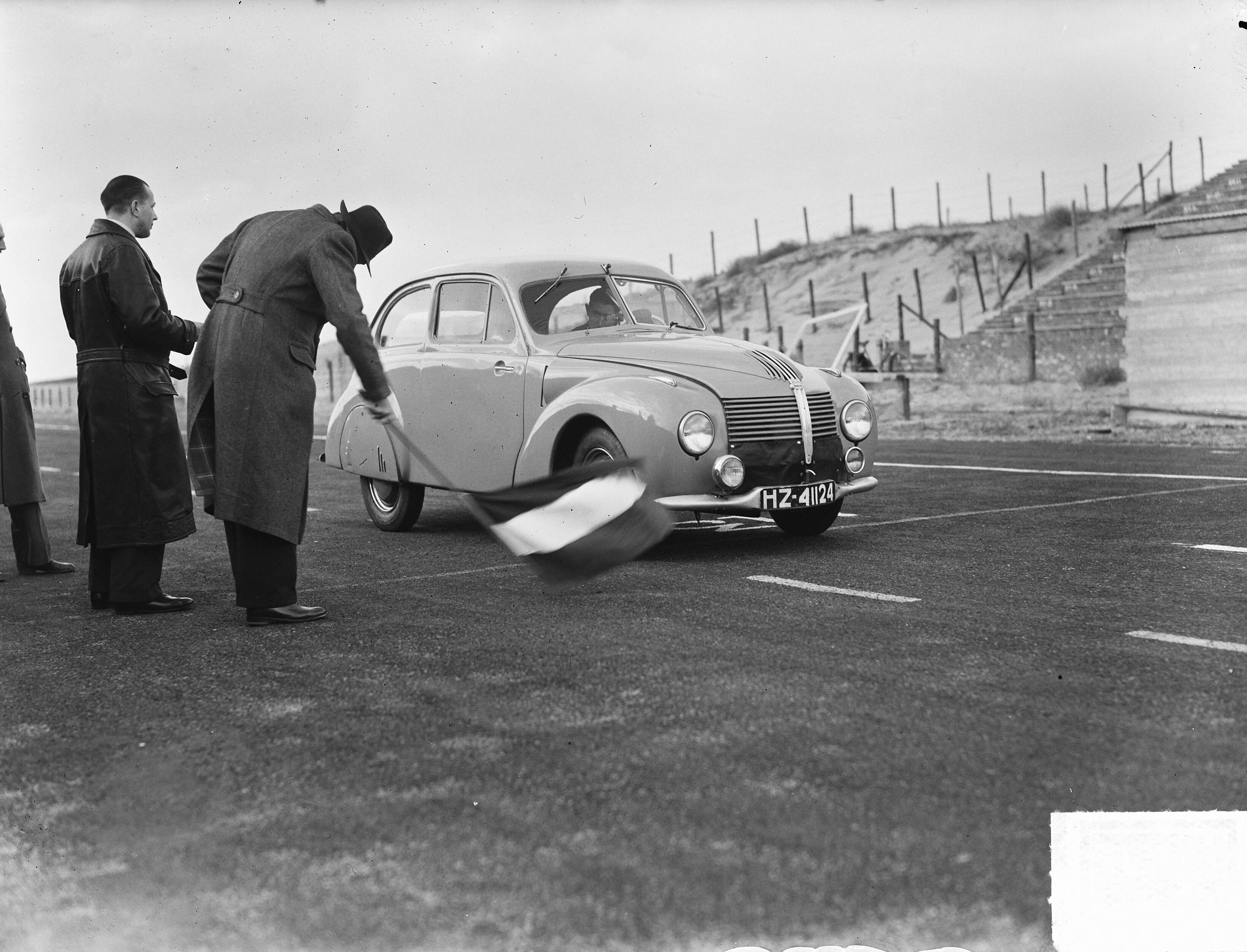 Circuit Zandvoort snelheidsrecords — Circuit Zandvoort snelheidsrecords . Start Henk Hoogeveen uit Haarlem met zijn Minor — Foto: Oorschot, […] van / Anefo. Licentie: Set B: Rechtenvrij / Publiek Domein. Bron: Nationaal Archief. http://hdl.handle.net/10648/a8d129ae-d0b4-102d-bcf8-003048976d84