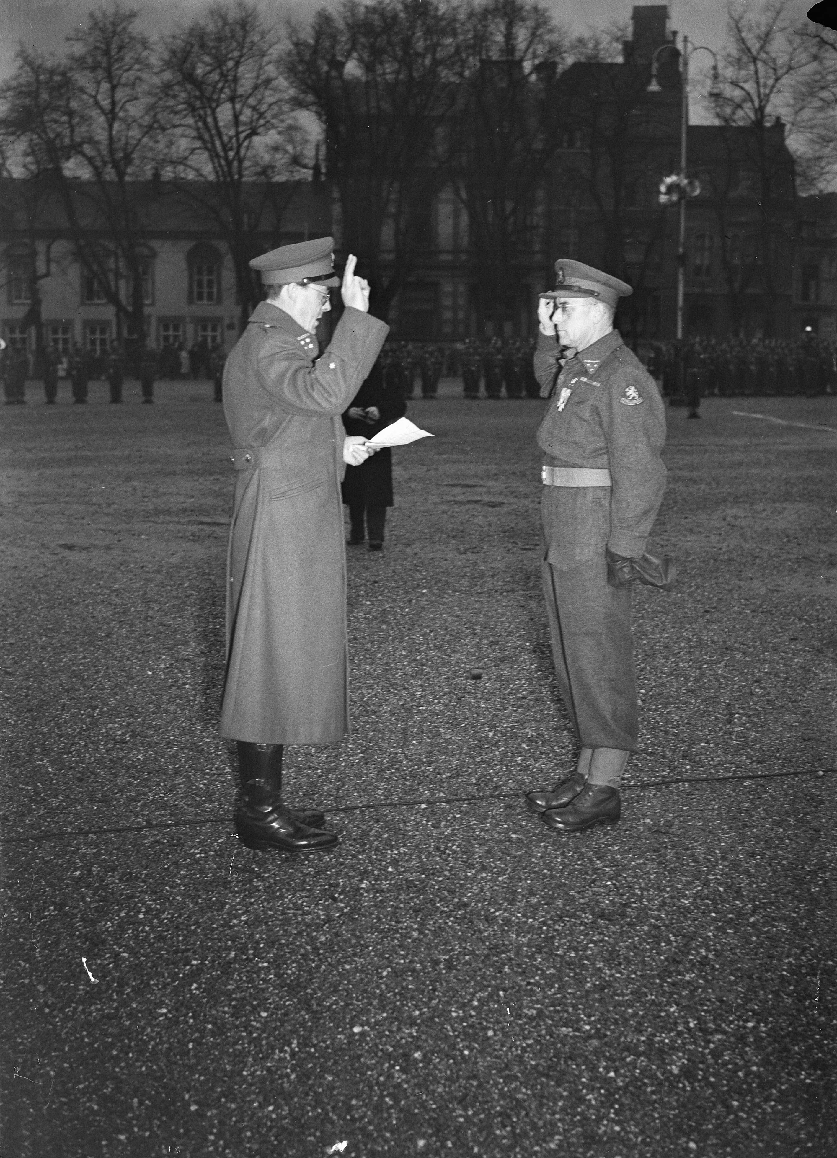 Fotocollectie Anefo — Uitreiking onderscheidingen door Prins Bernhard op het Vrijthof te Maastricht. Ir. A. Paulen, hoofdingenieur bij de Staatsmijnen en tijdlijke reserve kolonel in algemene dienst werd benoemd tot ridder 4e klasse in de Militaire Willemsorde — Foto: Sagers, Harry / Anefo. Licentie: Set B: Rechtenvrij / Publiek Domein. Bron: Nationaal Archief. http://hdl.handle.net/10648/a8b07bfa-d0b4-102d-bcf8-003048976d84