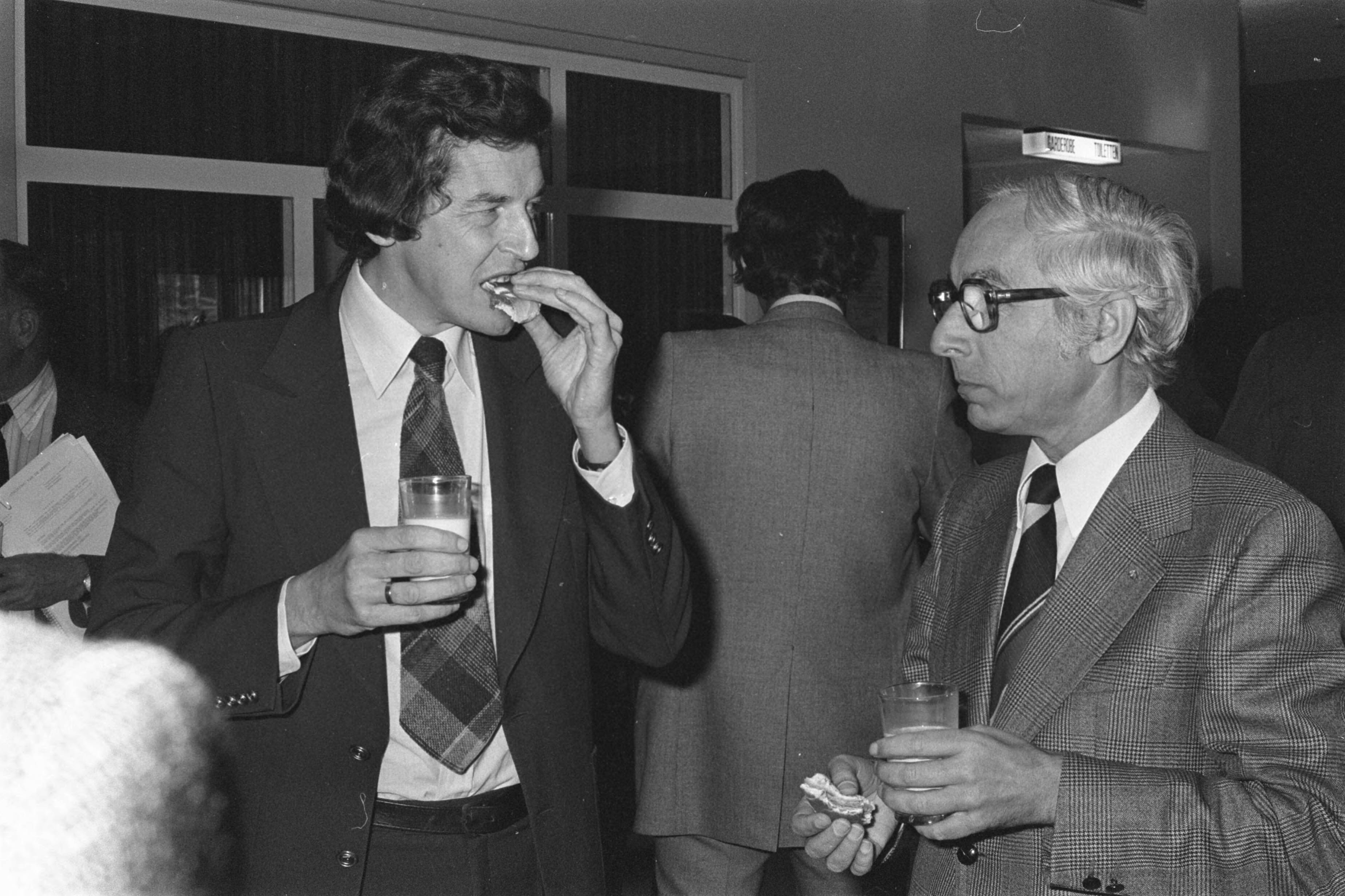 Fotocollectie Anefo — SER-overleg in Den Haag ; FNV-voorzitter Kok (l) en CNV-voorzitter Lansen eten een broodje — Foto: Suyk, Koen / Anefo. Licentie: Set B: Rechtenvrij / Publiek Domein. Bron: Nationaal Archief. http://hdl.handle.net/10648/aca698de-d0b4-102d-bcf8-003048976d84