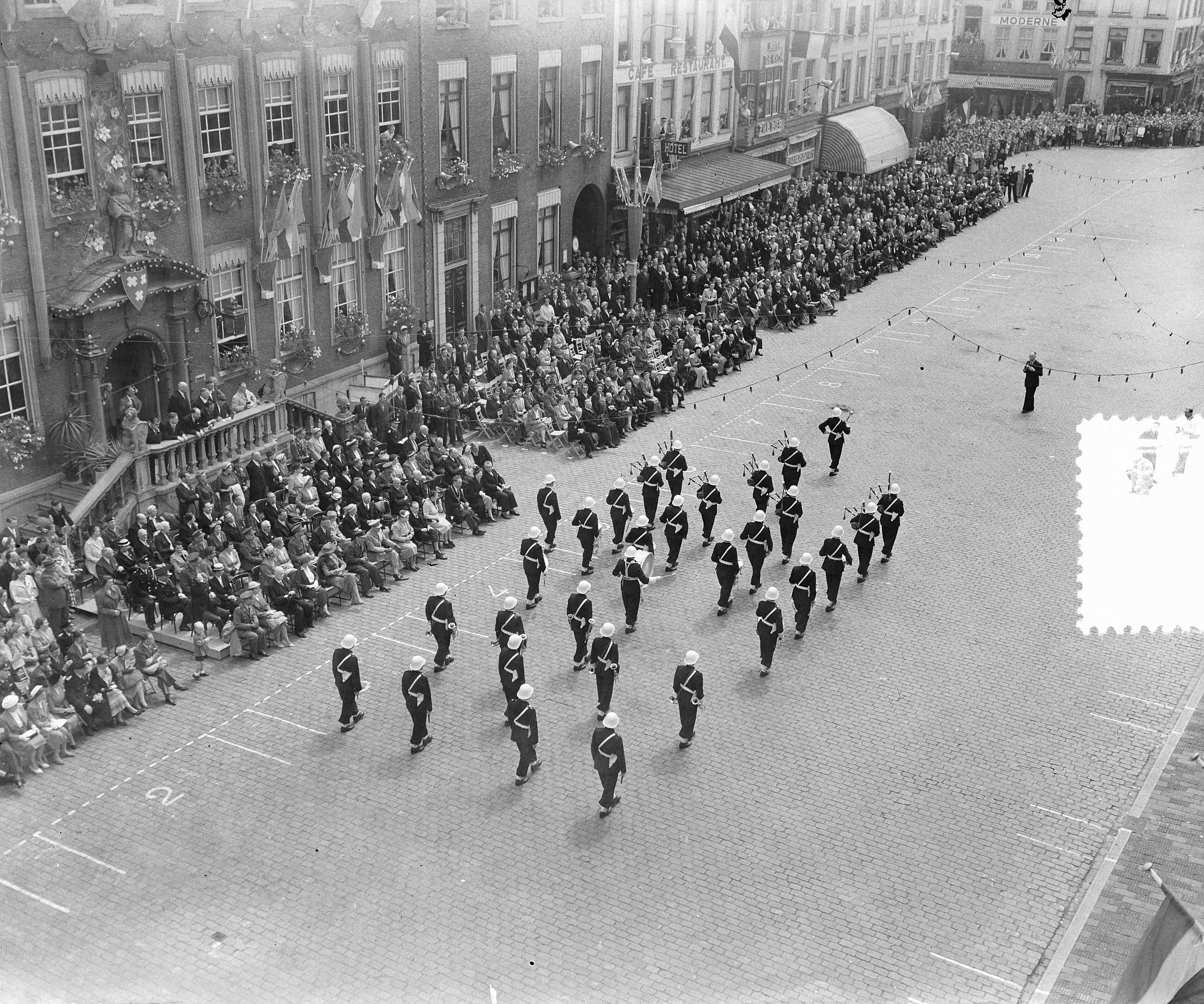 Opening feesten KMA Breda 125 jaar — Foto: Duinen, H. van / Anefo. — Licentie: Set B: Rechtenvrij / Publiek Domein. Bron: Nationaal Archief. http://hdl.handle.net/10648/a90faf62-d0b4-102d-bcf8-003048976d84