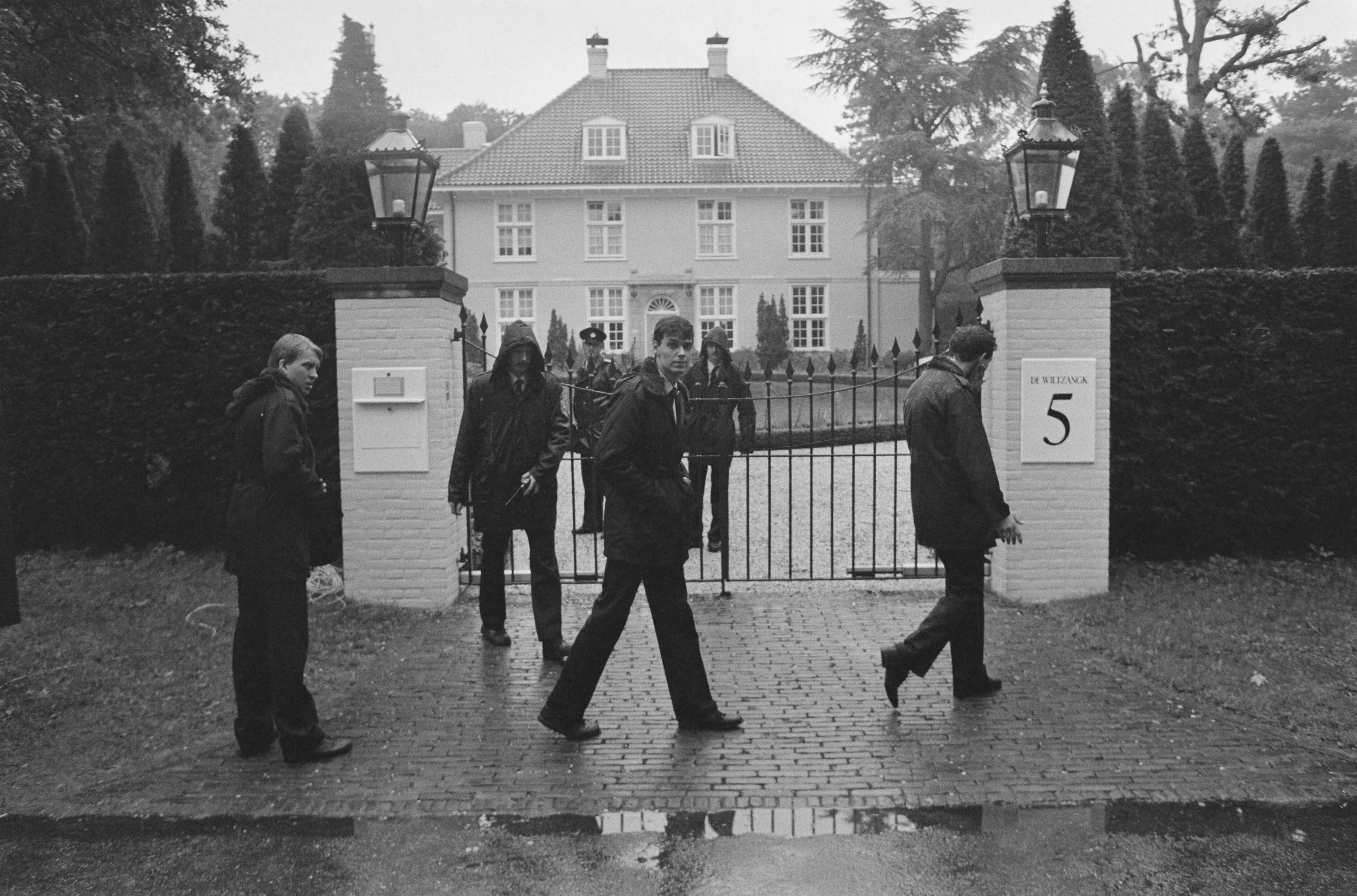 Fotocollectie Anefo — Ontvoering Gerrit Jan Heijn (voorzitter RvB Ahold-concern bewakingsdienst voor woning Albert Heijn in Aerdenhout — Foto: Croes, Rob C. / Anefo. Licentie: Set B: Rechtenvrij / Publiek Domein. Bron: Nationaal Archief. http://hdl.handle.net/10648/ad640086-d0b4-102d-bcf8-003048976d84