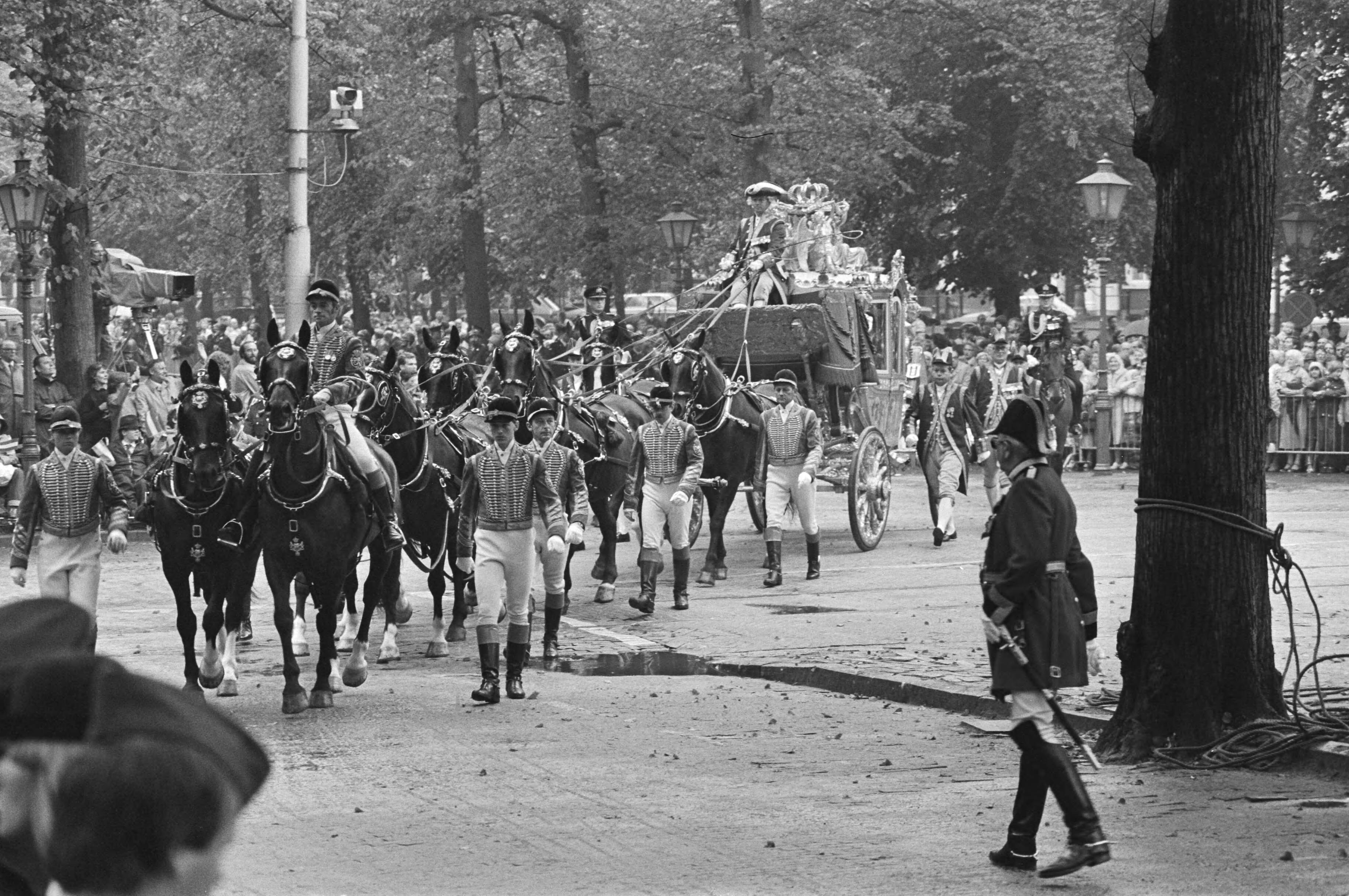 Prinsjesdag 1981 — De Gouden Koets op weg in Den Haag. — Foto: Antonisse, Marcel / Anefo. Licentie: Set B: Rechtenvrij / Publiek Domein. Bron: Nationaal Archief. http://hdl.handle.net/10648/ad03cf54-d0b4-102d-bcf8-003048976d84