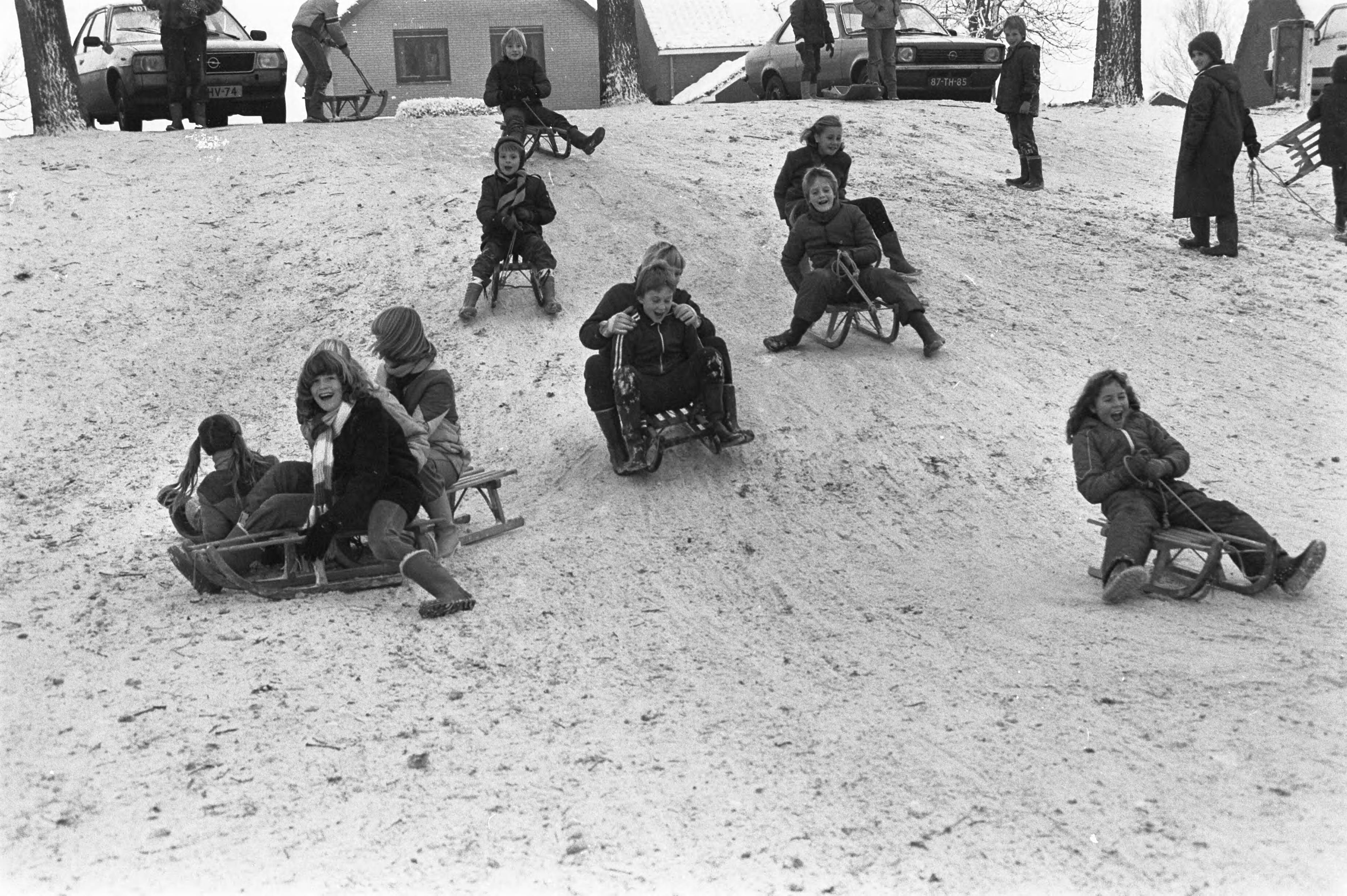 Fotocollectie Anefo — Sneeuwpret. Sleeende kinderen in Nieuwkoop — Foto: Dijk, Hans van / Anefo. Licentie: Set B: Rechtenvrij / Publiek Domein. Bron: Nationaal Archief. http://hdl.handle.net/10648/ad0b07ce-d0b4-102d-bcf8-003048976d84