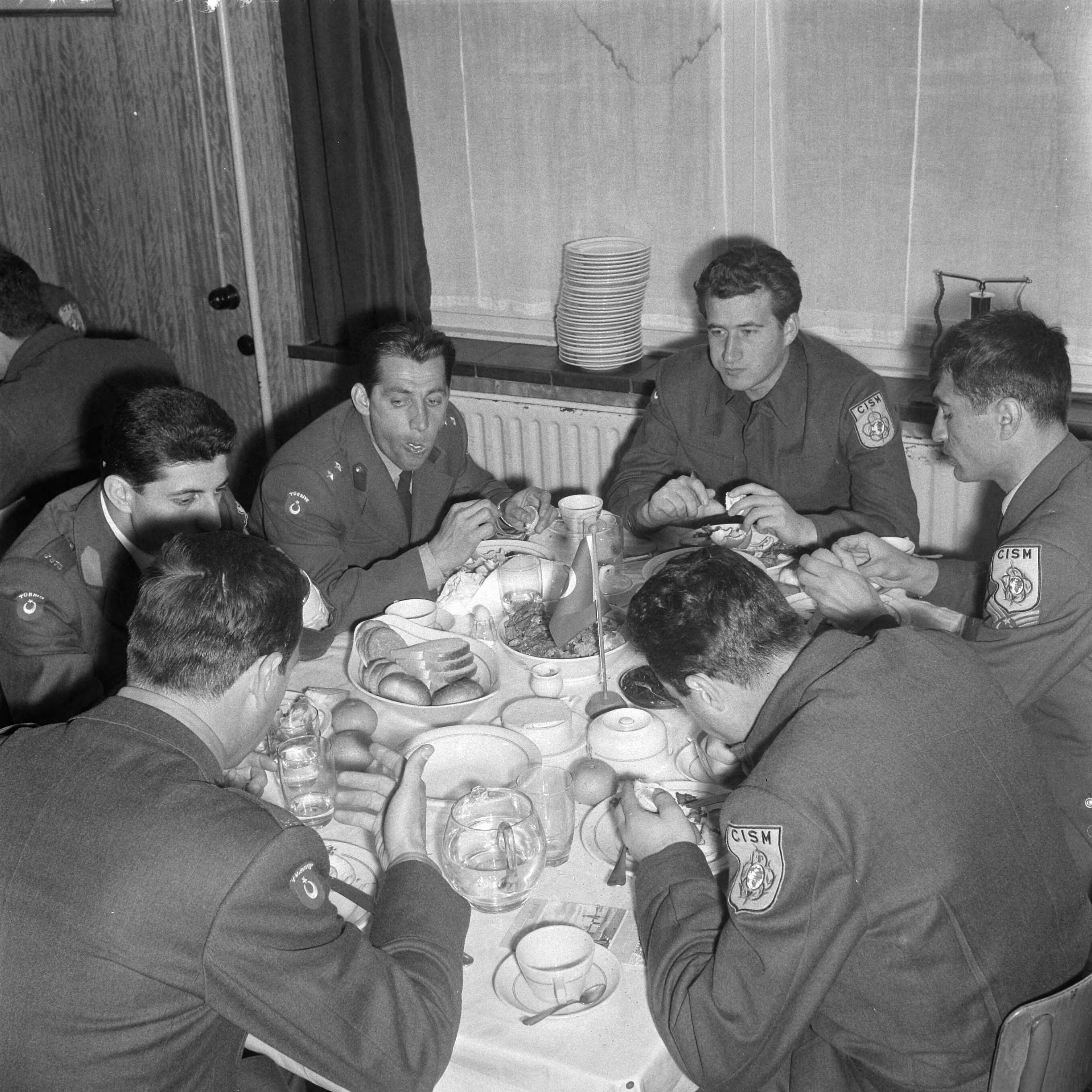 Fotocollectie Anefo — Turks militair elftal in Den Haag — Foto: Koch, Eric / Anefo. Licentie: Set B: Rechtenvrij / Publiek Domein. Bron: Nationaal Archief. http://hdl.handle.net/10648/a976e9f2-d0b4-102d-bcf8-003048976d84