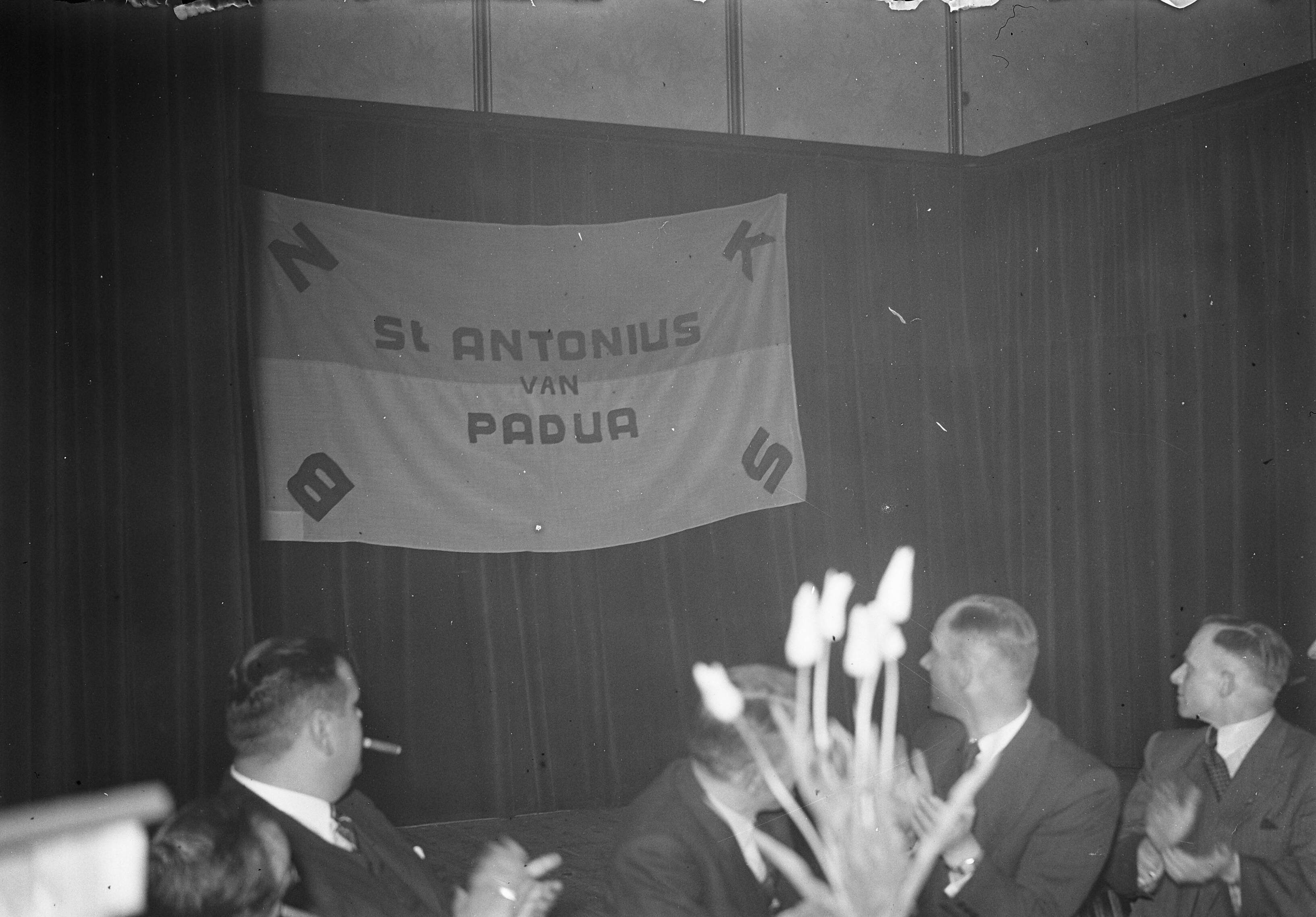 Fotocollectie Anefo — R. K. Winkeliersbond congres Haarlem — Foto: Oorschot, […] van / Anefo. Licentie: Set B: Rechtenvrij / Publiek Domein. Bron: Nationaal Archief. http://hdl.handle.net/10648/a8c7c79c-d0b4-102d-bcf8-003048976d84