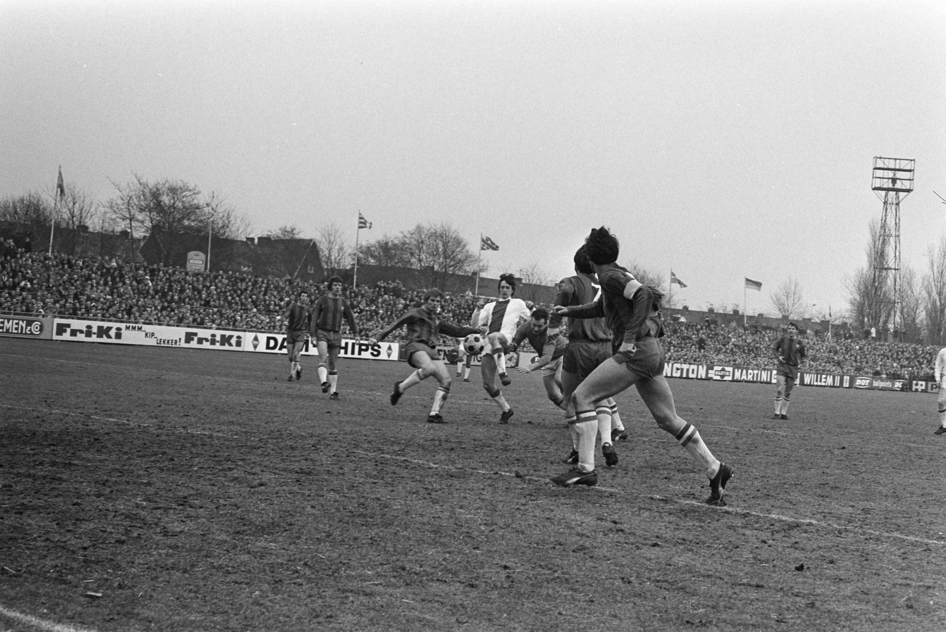 Fotocollectie Anefo — Haarlem tegen Ajax 0-1. — Foto: Verhoeff, Bert / Anefo. Licentie: Set B: Rechtenvrij / Publiek Domein. Bron: Nationaal Archief. http://hdl.handle.net/10648/ab8ff79c-d0b4-102d-bcf8-003048976d84