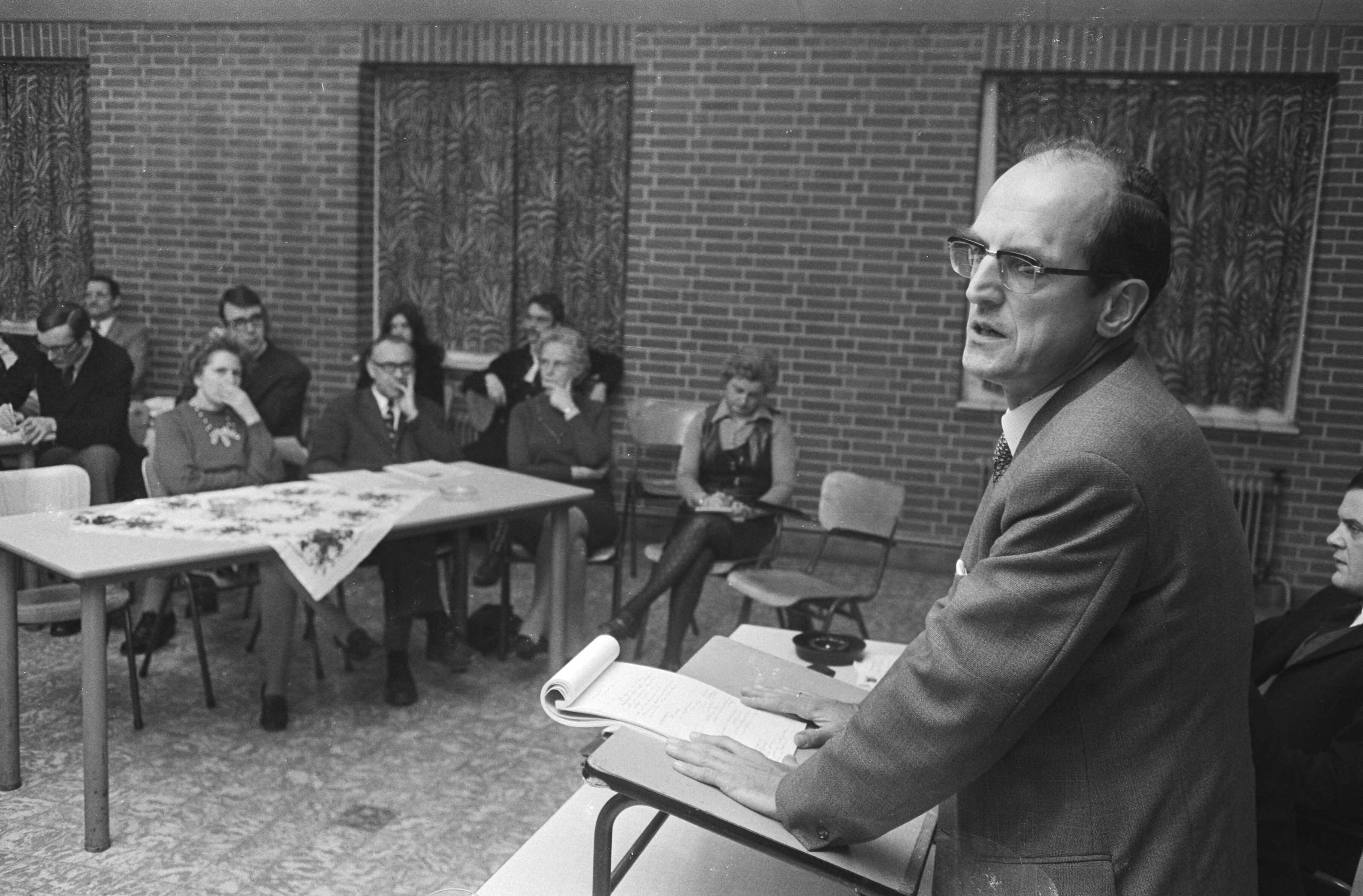 Fotocollectie Anefo — DS70 houdt oprichtingsvergadering voor Zaanstreek in Koog aan de Zaan, dr. W. Drees jr. aan het woord — Foto: Verhoeff, Bert / Anefo. Licentie: Set B: Rechtenvrij / Publiek Domein. Bron: Nationaal Archief. http://hdl.handle.net/10648/abb17f20-d0b4-102d-bcf8-003048976d84