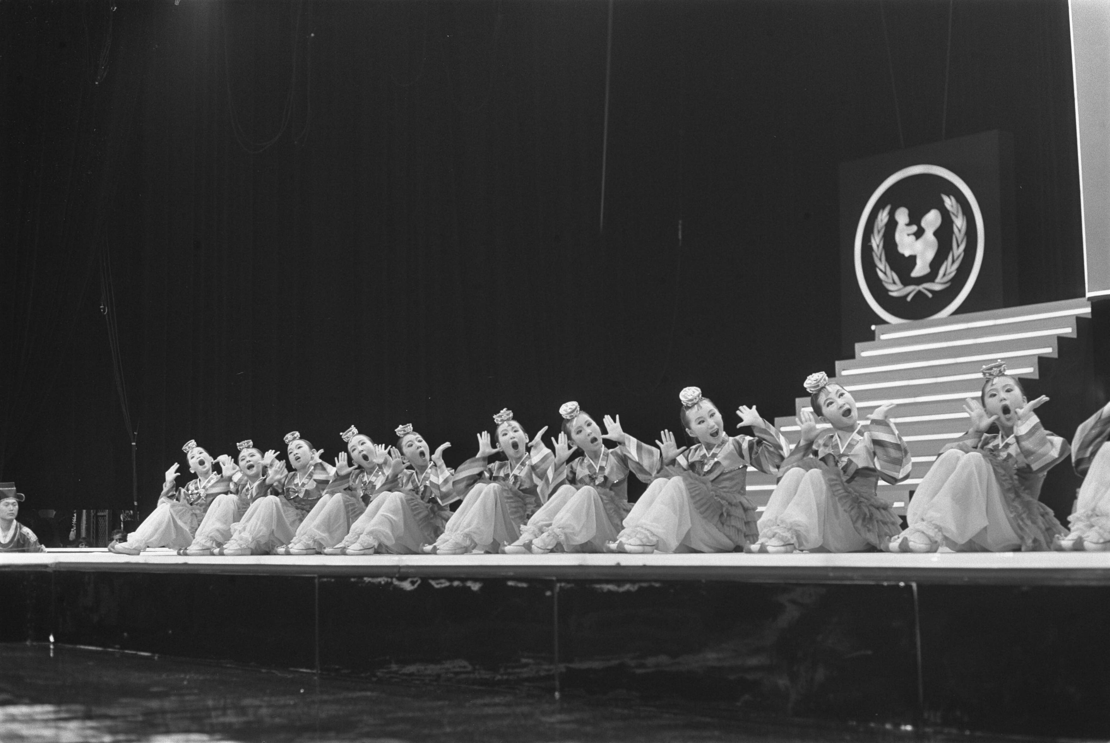 Fotocollectie Anefo — Prinses Beatrix en prins Claus wonen Artiesten helpen Unicef bij in Nederlands Congresgebouw Den Haag — Foto: Mieremet, Rob / Anefo. Licentie: Set B: Rechtenvrij / Publiek Domein. Bron: Nationaal Archief. http://hdl.handle.net/10648/ac201fa2-d0b4-102d-bcf8-003048976d84