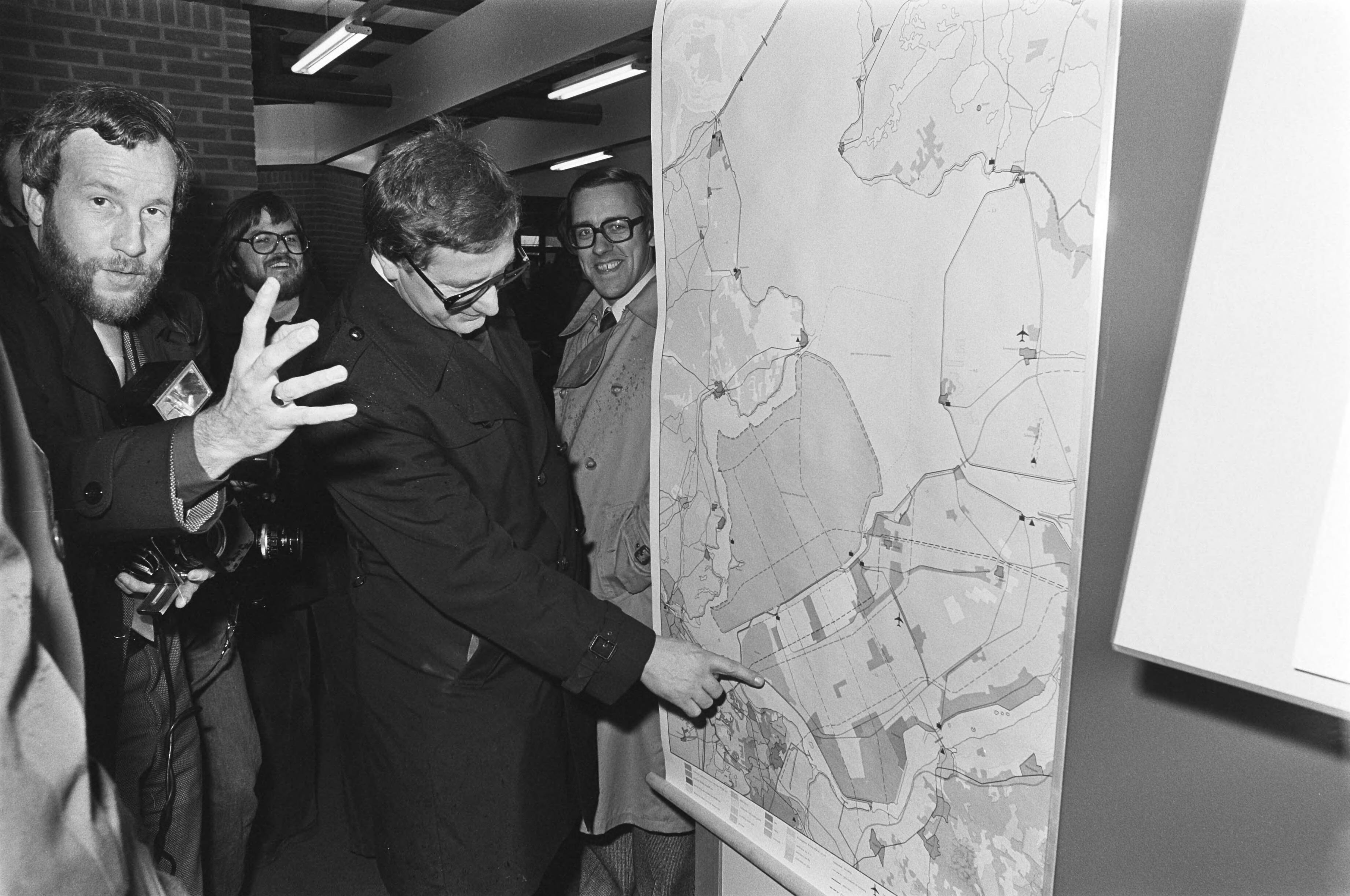 Fotocollectie Anefo — Minister Westerterp opent eerste buslijn naar Almere, — Foto: Peters, Hans / Anefo. Licentie: Set B: Rechtenvrij / Publiek Domein. Bron: Nationaal Archief. http://hdl.handle.net/10648/ac910ed8-d0b4-102d-bcf8-003048976d84