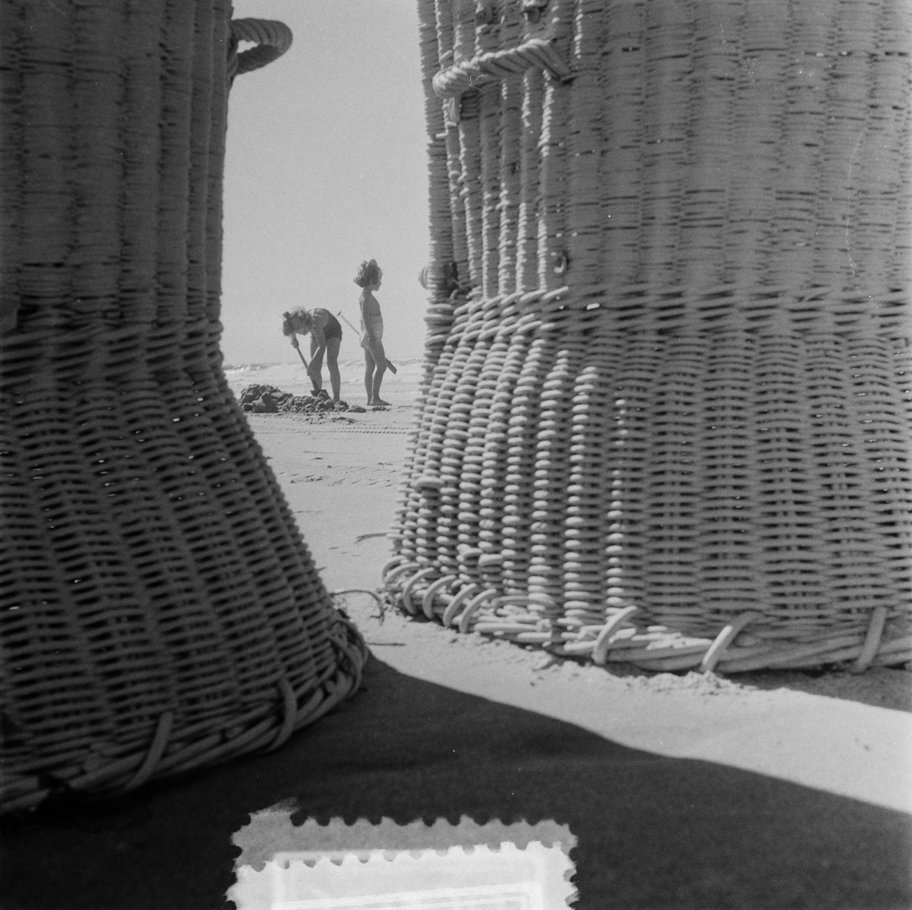 Fotocollectie Anefo — Vertrek vakantiegangers verhuizing van Zandvoort. Einde badseizoen, kinderen spelen nog op het strand — Foto: Noske, J.D. / Anefo. Licentie: Set B: Rechtenvrij / Publiek Domein. Bron: Nationaal Archief. http://hdl.handle.net/10648/a8fef00a-d0b4-102d-bcf8-003048976d84