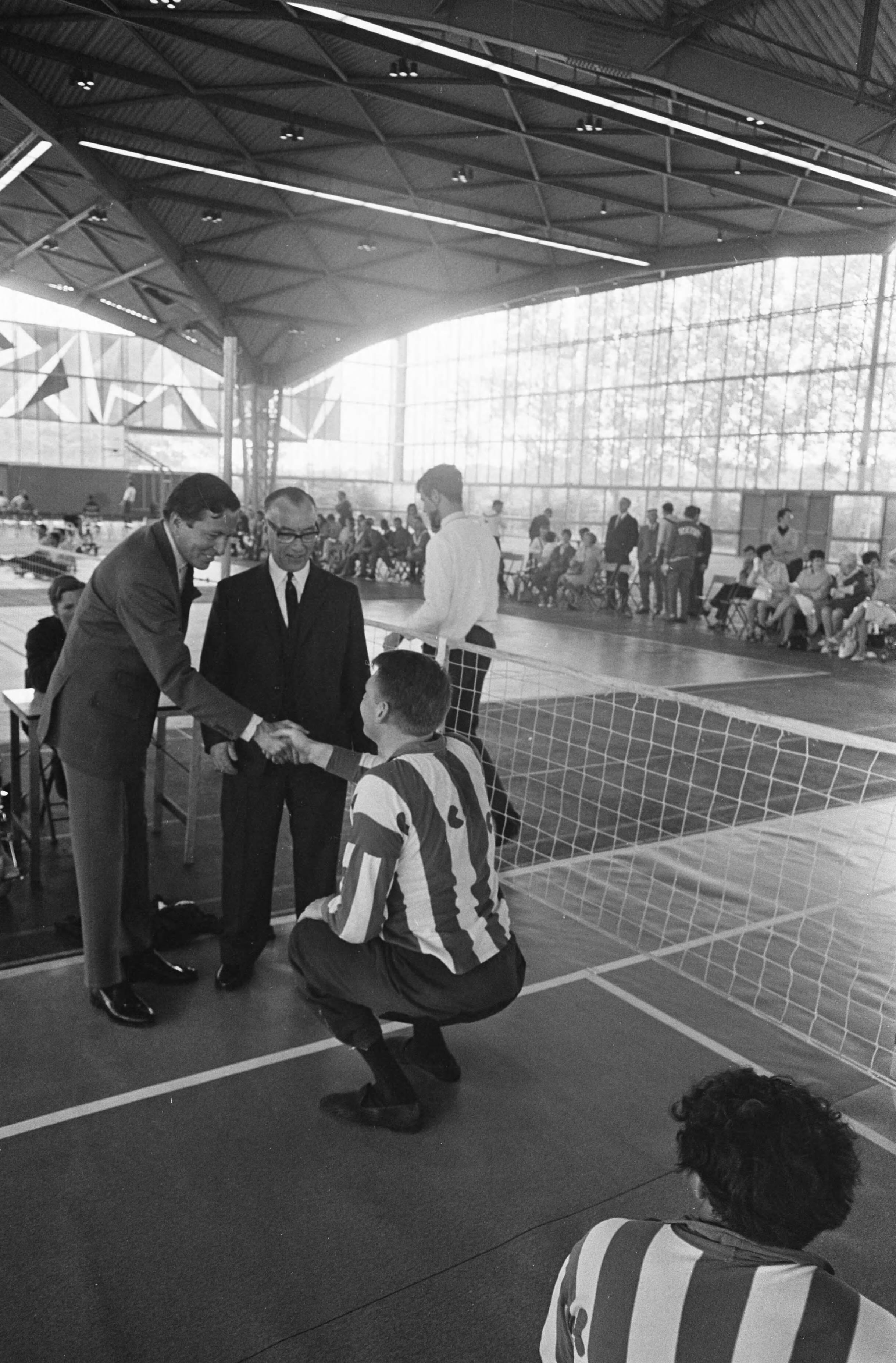 Fotocollectie Anefo — Zijne Koninklijke Hoogheid Prins Claus woont de Landelijke Invaliden Sportdag in Expohal, Hilversum, bij bij tafeltennissers — Foto: Evers, Joost / Anefo. Licentie: Set B: Rechtenvrij / Publiek Domein. Bron: Nationaal Archief. http://hdl.handle.net/10648/ab6c3500-d0b4-102d-bcf8-003048976d84