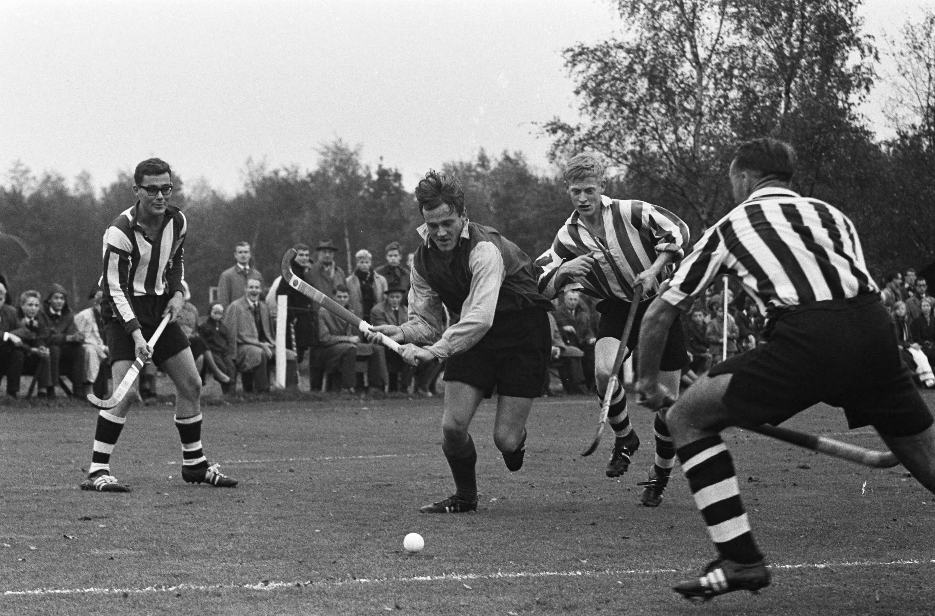 Fotocollectie Anefo — Hockey. SCHC tegen HDM 2-1. Spelmoment, Frank Zweerts maakt eerste doelpunt voor SCHC — Foto: Walta, Winfried / Anefo. Licentie: Set B: Rechtenvrij / Publiek Domein. Bron: Nationaal Archief. http://hdl.handle.net/10648/aa4a70f6-d0b4-102d-bcf8-003048976d84