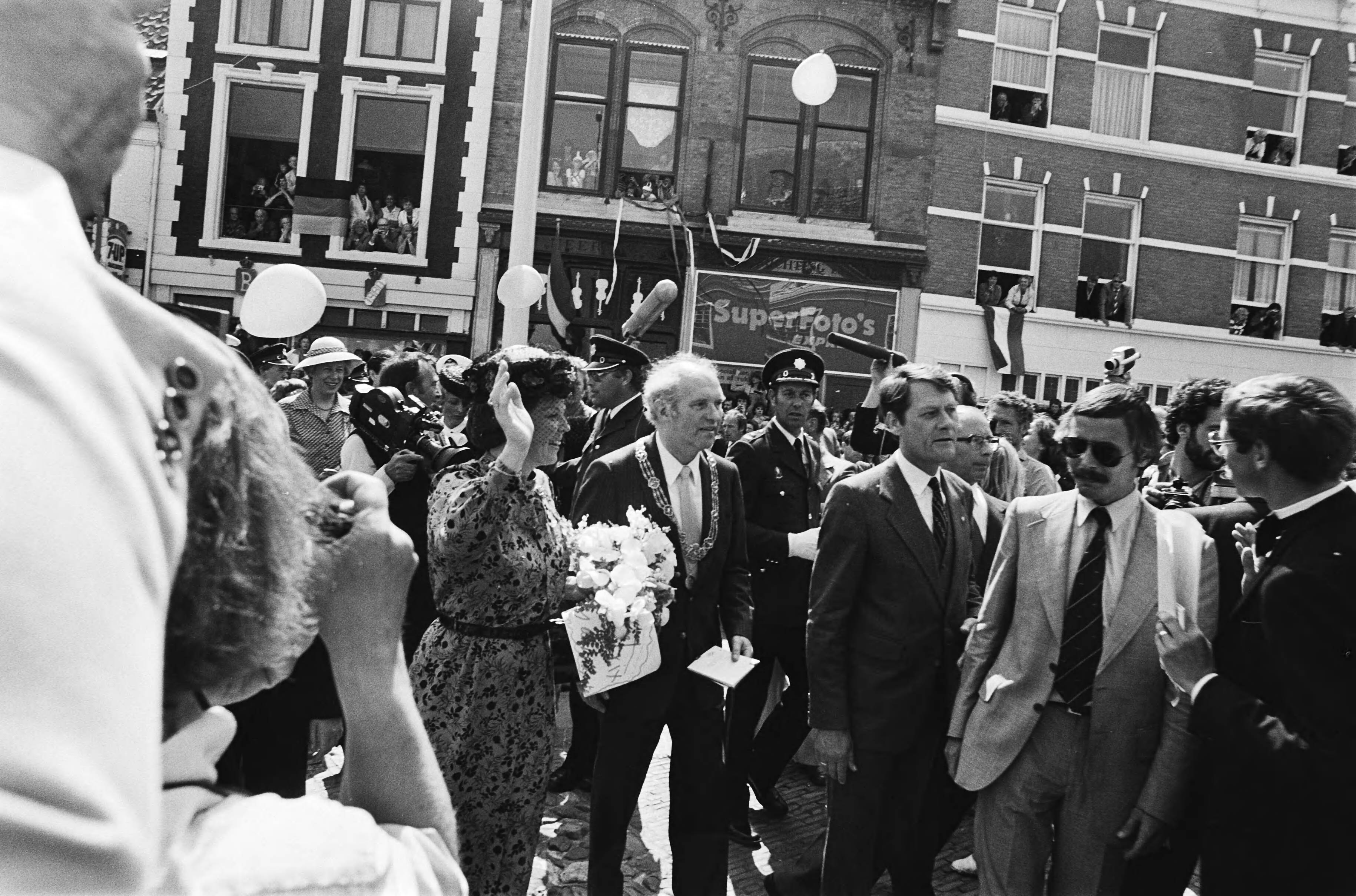 Fotocollectie Anefo — Intocht Koningin Beatrix in Den Haag in open caleche; overzicht drukte tijdens wandeling Koninklijke familie in Scheveningen, tijdens wandeling — Foto: Croes, Rob C. / Anefo. Licentie: Set B: Rechtenvrij / Publiek Domein. Bron: Nationaal Archief. http://hdl.handle.net/10648/ace0df30-d0b4-102d-bcf8-003048976d84
