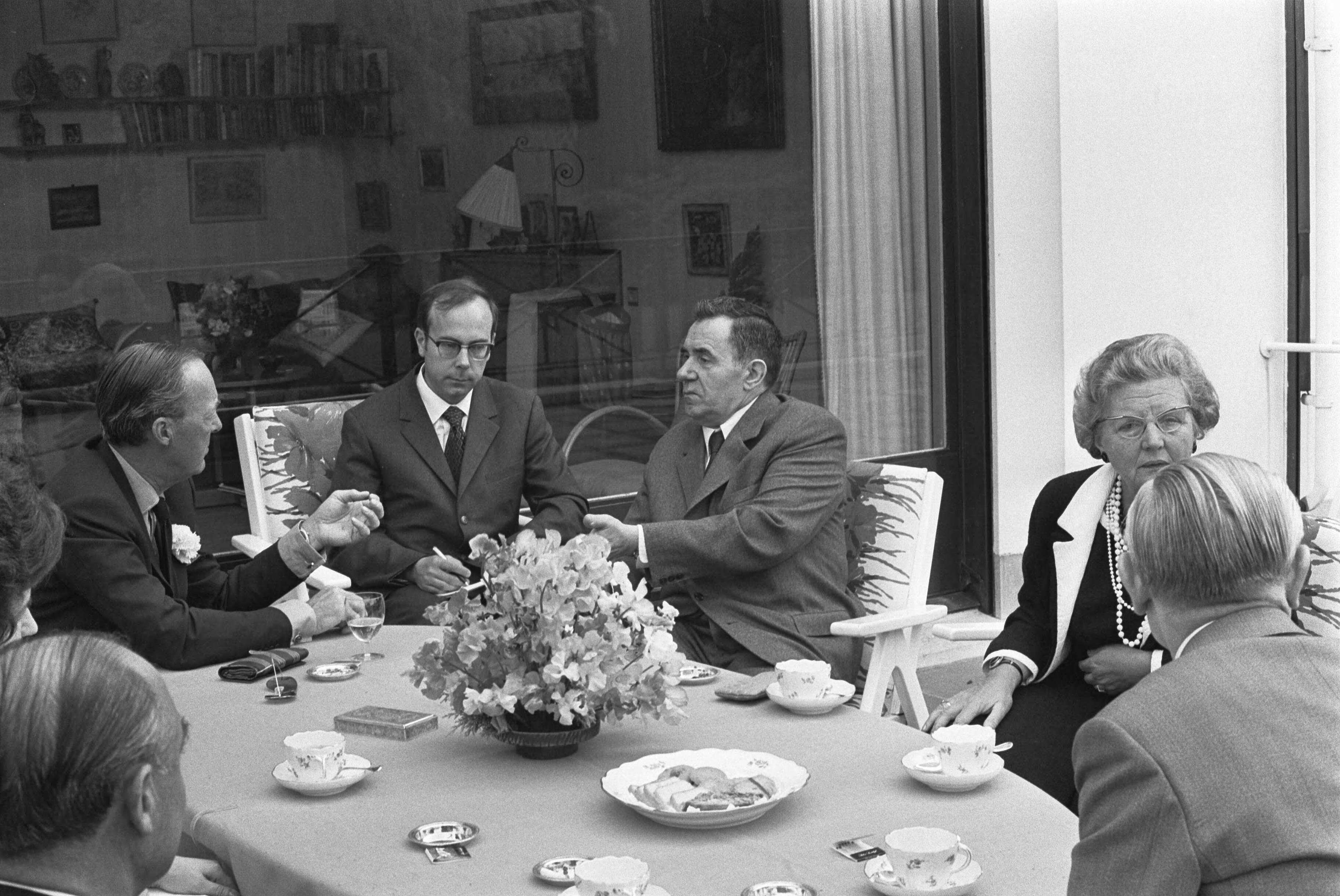 Koningin Juliana ontvangt Russische Minister van Buitenlandse Zaken, Gromyko, op Soestdijk — Aan tafel op het terras v.l.n.r. prins Bernhard, een onbekende heer, minister Gromyko en koningin Juliana — Foto: Fotograaf Onbekend / Anefo. Licentie: Set B: Rechtenvrij / Publiek Domein. Bron: Nationaal Archief. http://hdl.handle.net/10648/abeee87e-d0b4-102d-bcf8-003048976d84