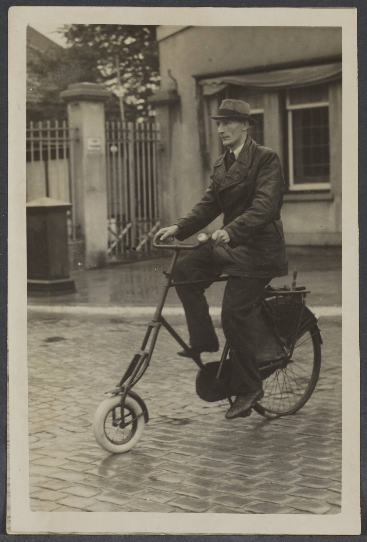 Vervoer — Den Haag, 1 september 1943. Wisselwerking. Thans: klein voorwiel en groot achterwiel — Foto: Schimmelpenningh, H.G.L. / CNF. Licentie: Set B: Rechtenvrij / Publiek Domein. Bron: Nationaal Archief. http://hdl.handle.net/10648/cde13b6c-ada3-5cbb-be99-31032981dbc1