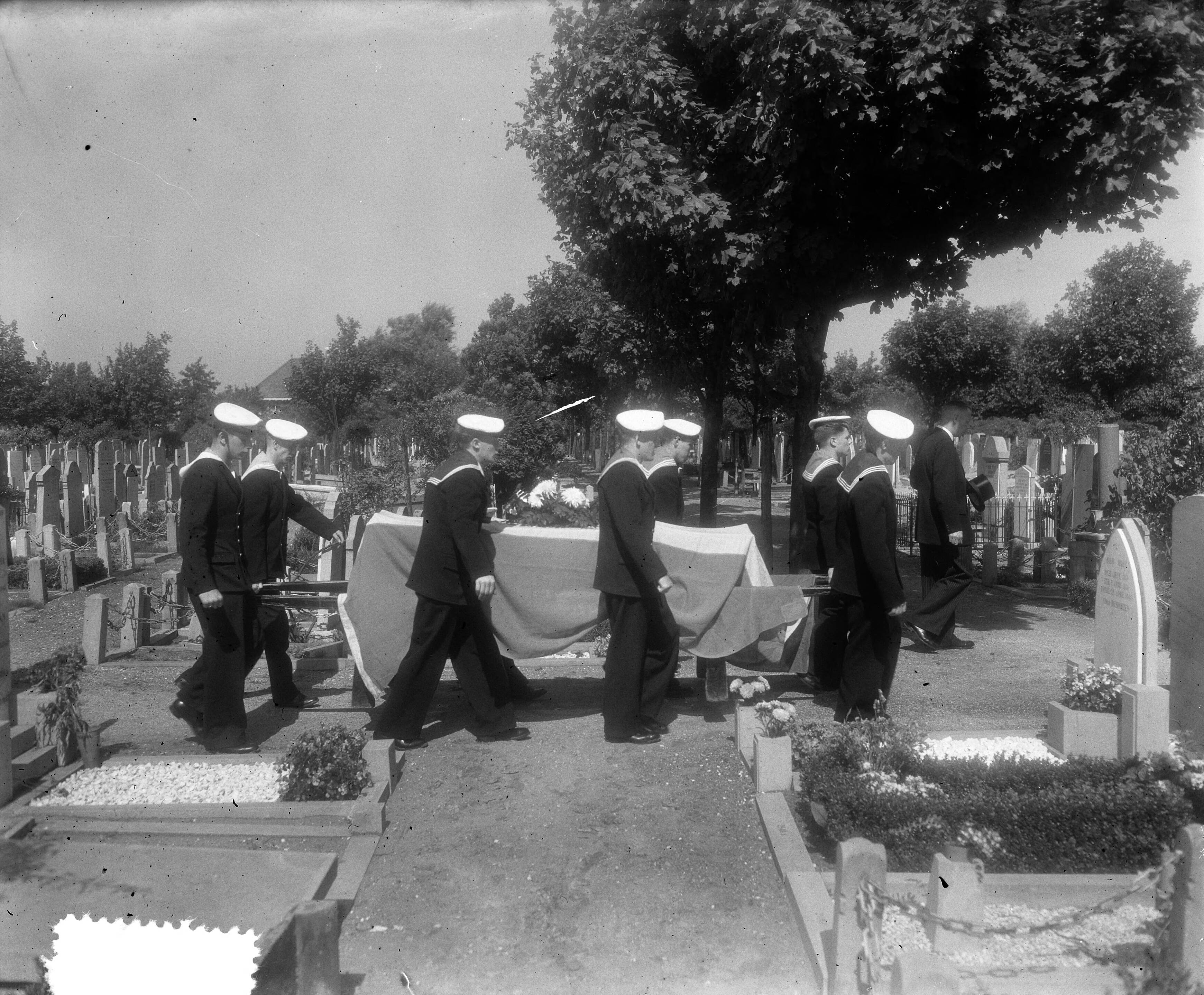 Marine begrafenis van hofmeester Tweede Klasse W. Kappers te Den Haag — Foto: Duinen, H. van / Anefo. — Licentie: Set B: Rechtenvrij / Publiek Domein. Bron: Nationaal Archief. http://hdl.handle.net/10648/a8eed468-d0b4-102d-bcf8-003048976d84