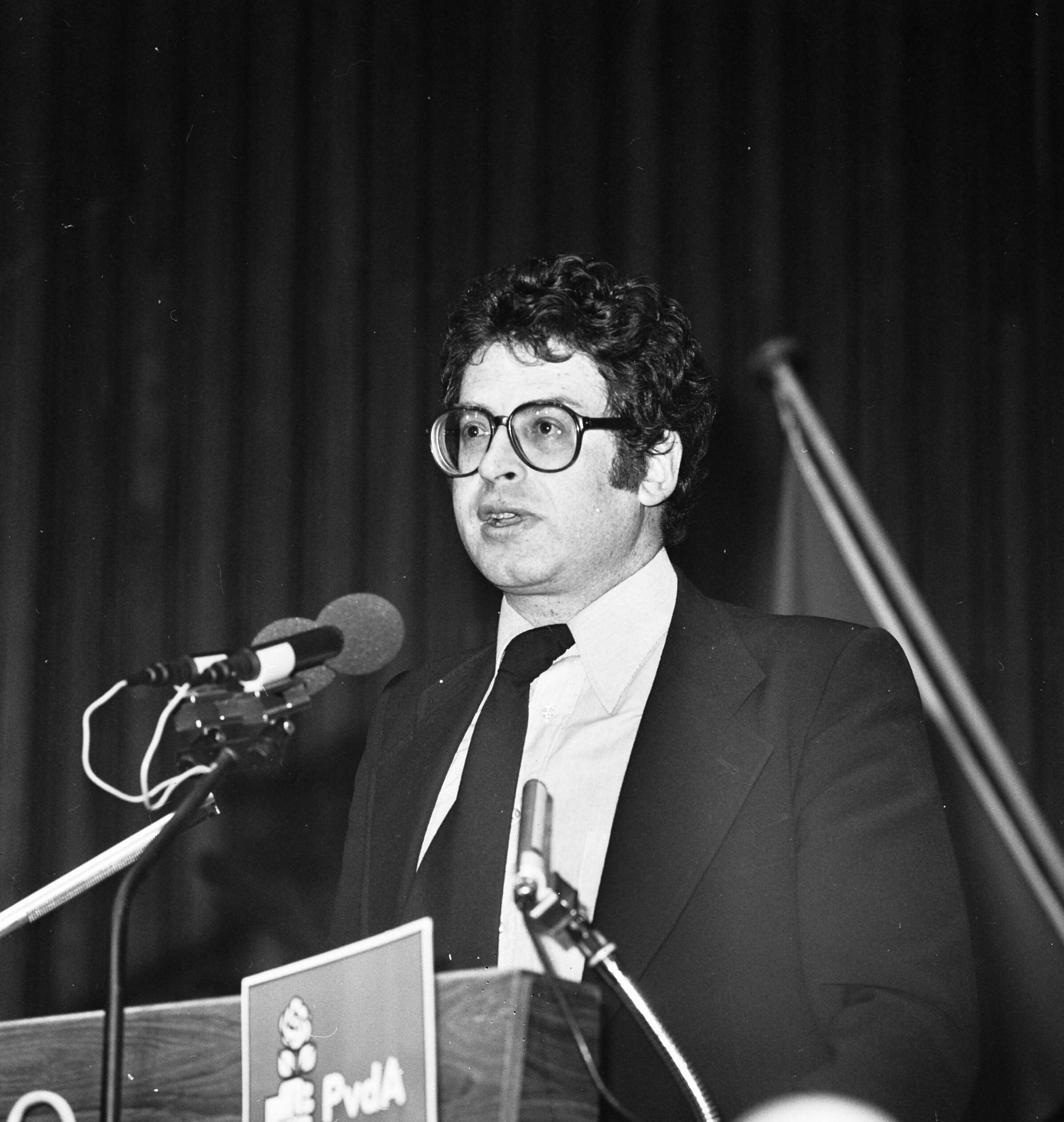 Fotocollectie Anefo — Buitengewoon congres PvdA in Den Haag ; Ed van Thijn aan het woord (koppen) — Foto: Croes, Rob C. / Anefo. Licentie: Set B: Rechtenvrij / Publiek Domein. Bron: Nationaal Archief. http://hdl.handle.net/10648/aca5d66a-d0b4-102d-bcf8-003048976d84