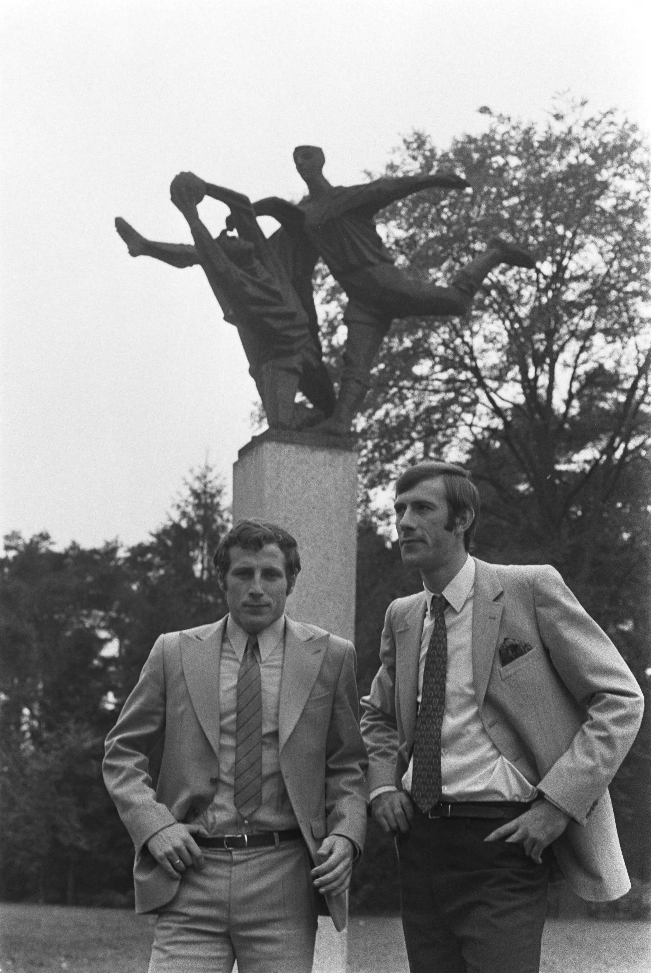 Fotocollectie Anefo — Selectie voor Nederlands elftal traint in KNVB-centrum, Zeist voor wedstrijd tegen Joegoslavie; links Schneider, rechts Thie — Foto: Mieremet, Rob / Anefo. Licentie: Set B: Rechtenvrij / Publiek Domein. Bron: Nationaal Archief. http://hdl.handle.net/10648/aba5cac2-d0b4-102d-bcf8-003048976d84