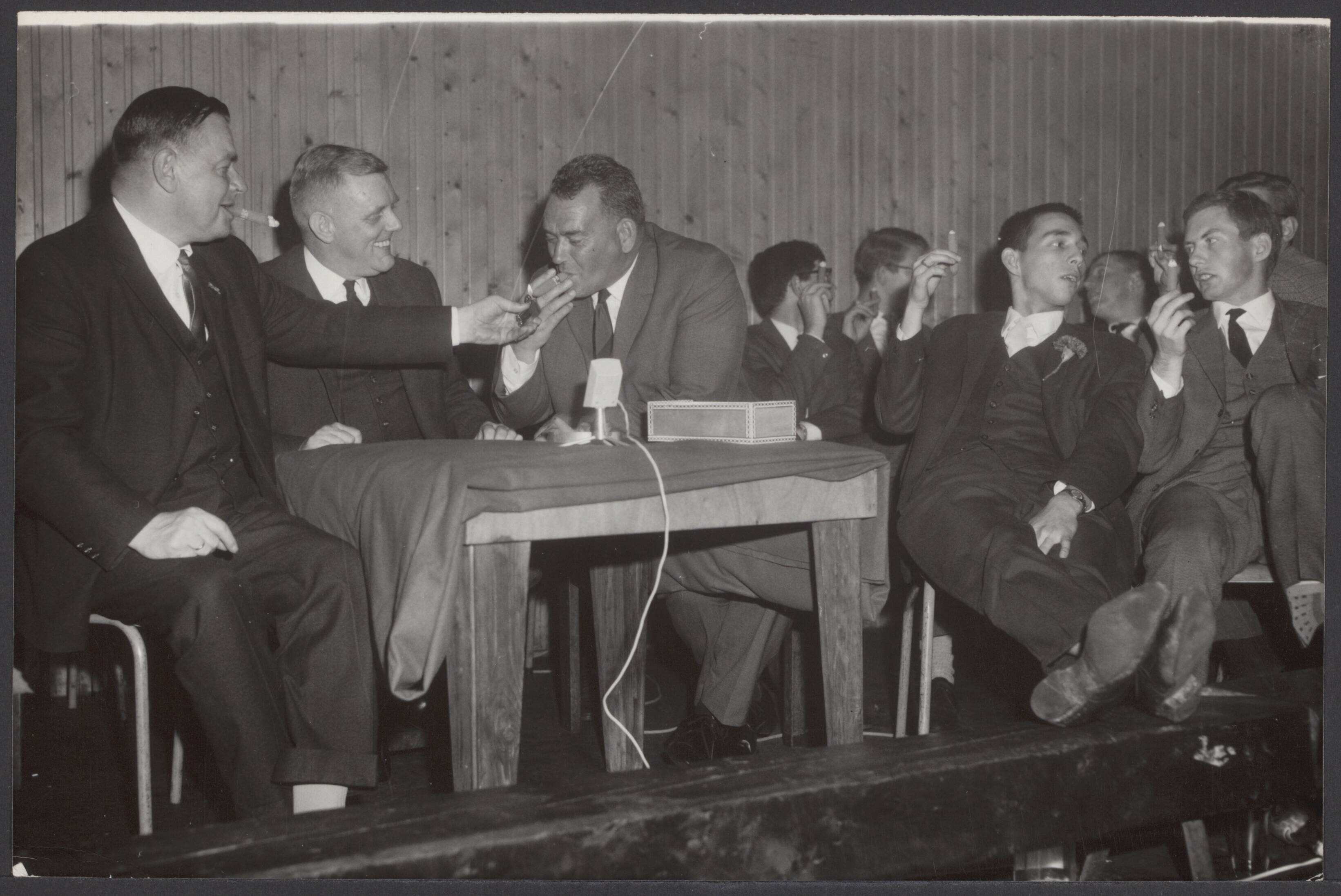 Fotocollectie Elsevier Binnenland — Rookwedstrijd, georganiseerd door de Utrechtse studentenverenigingen Societas Studiosorum Reformatorum in het kader van de viering van het 12e lustrum. Een van de juryleden is dr. L. Meinsma, een fervent rookbestrijder en directeur van het bureau Stichting Landelijke Organisatie voor de Kankerbestrijding. De jury vlnr. mr. H.K.J. Beernink (voorz. CHU), dr. L. Meinsma en ploegleider Kees Pellenaars. Rechts de deelnemers aan de wedstrijd — Foto: Bilsen, Joop van / Anefo. Licentie: Set B: Rechtenvrij / Publiek Domein. Bron: Nationaal Archief. http://hdl.handle.net/10648/ae2130de-d0b4-102d-bcf8-003048976d84