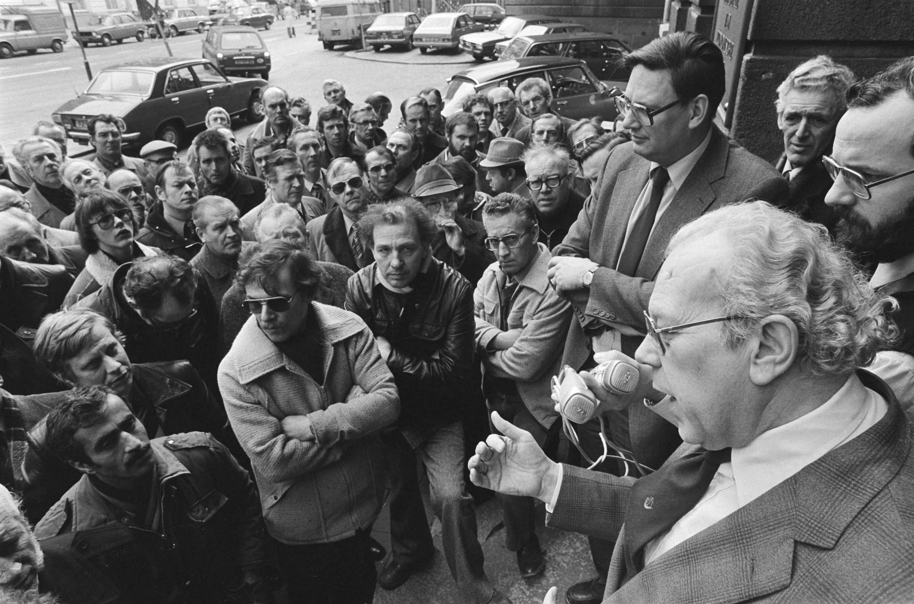 Werknemers RSV (VDSM) worden in Den Haag toegesproken door de ministers Albeda en van Ardenne voor het Ministerie van Economische Zaken — VDSM|RSV|Den Haag|Zuid-Holland|ministeries |ministers |toespraken |werknemers|Albeda, Wil |Ardenne, Gijs van — Foto: Croes, Rob C. / Anefo. Licentie: Set B: Rechtenvrij / Publiek Domein. Bron: Nationaal Archief. http://hdl.handle.net/10648/acc726a8-d0b4-102d-bcf8-003048976d84