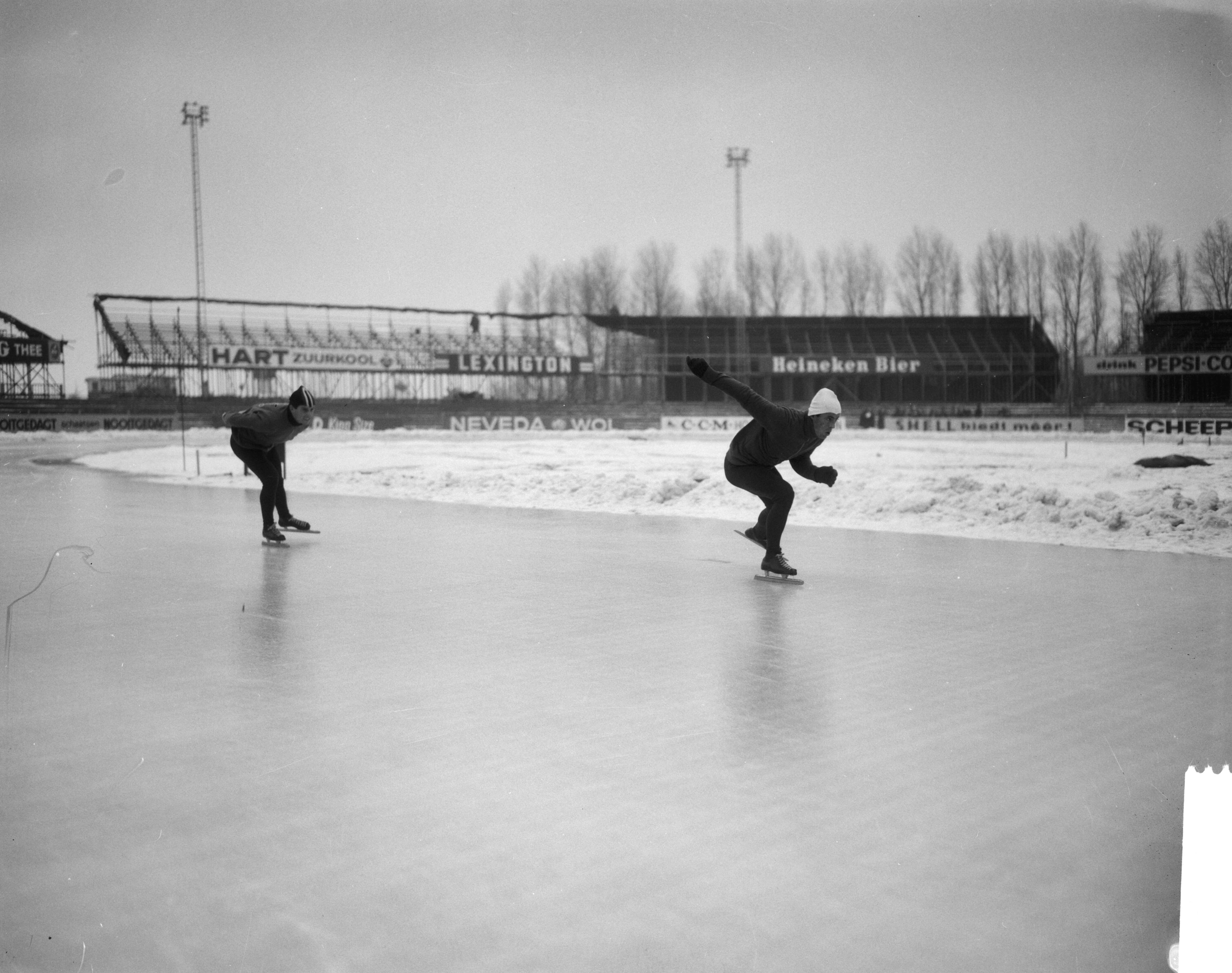 Fotocollectie Anefo — Europese Schaatskampioenschappen te Deventer, — Foto: Bilsen, Joop van / Anefo. Licentie: Set B: Rechtenvrij / Publiek Domein. Bron: Nationaal Archief. http://hdl.handle.net/10648/aad7d9be-d0b4-102d-bcf8-003048976d84