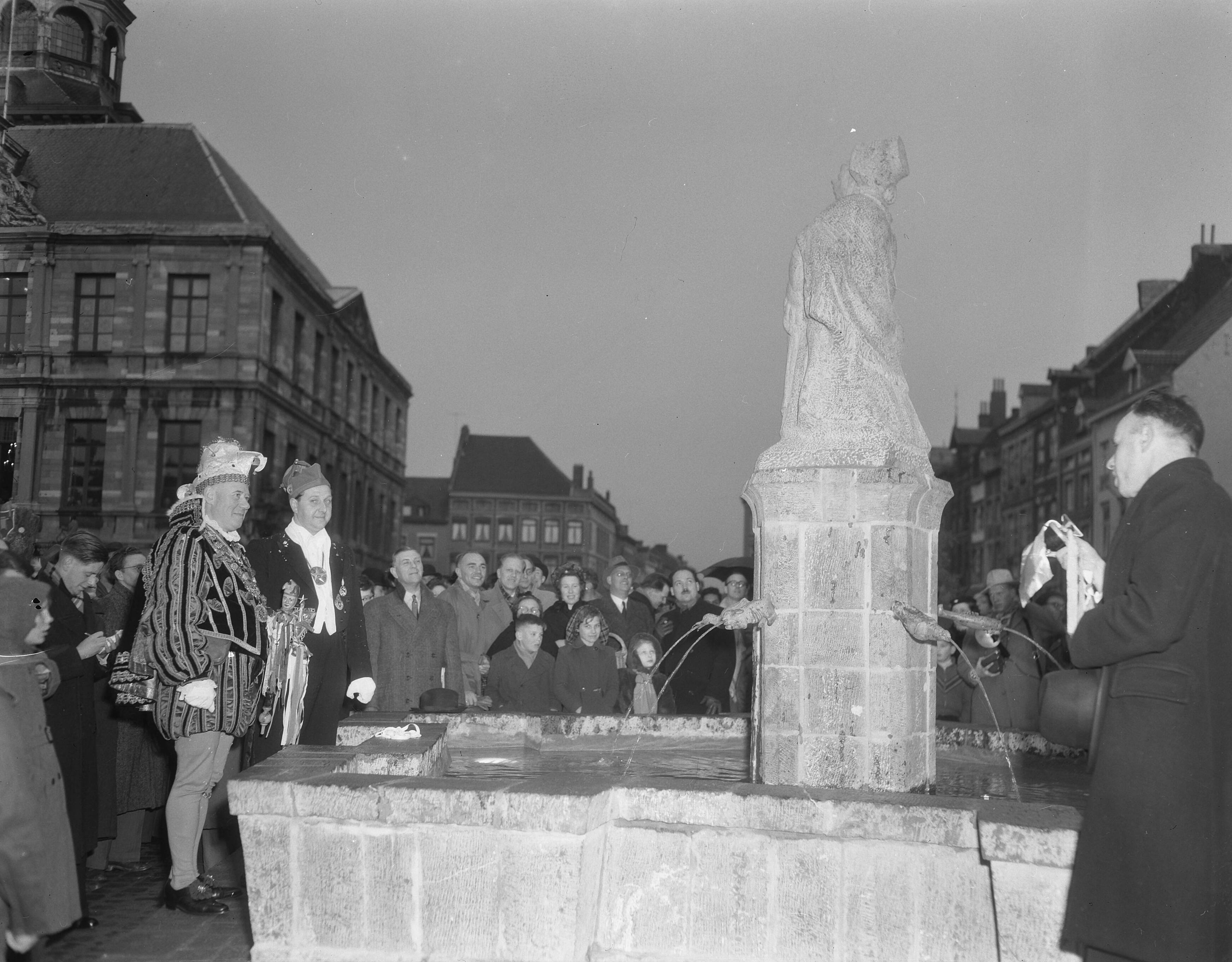 Fotocollectie Anefo — Carnaval Maastricht, overdracht Moosviefmonument. Links stadsprins Sjaak den Iersten (J. Chappin) — Foto: Duinen, G.W. van / Anefo. Licentie: Set B: Rechtenvrij / Publiek Domein. Bron: Nationaal Archief. http://hdl.handle.net/10648/a91d6a26-d0b4-102d-bcf8-003048976d84