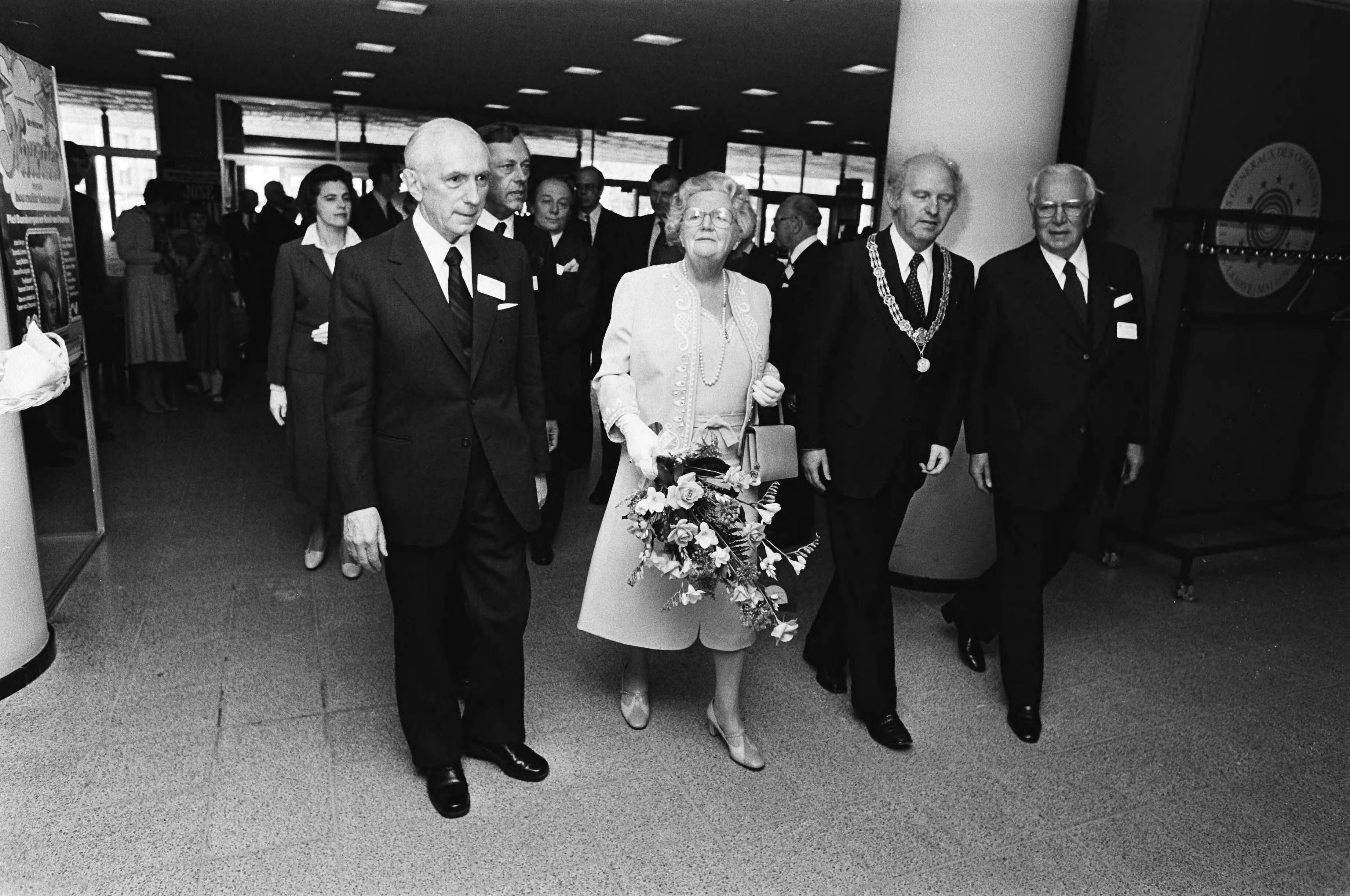 Hare Majesteit koningin Juliana woont de openingszitting bij van het 13e congres van de Raad van Europese Gemeenten in Den Haag — Juliana (koningin Nederland)|Den Haag|Zuid-Holland|koninginnen |burgemeesters|Cravatte, J |Schols, Frans — Foto: Croes, Rob C. / Anefo. Licentie: Set B: Rechtenvrij / Publiek Domein. Bron: Nationaal Archief. http://hdl.handle.net/10648/acc9dc9a-d0b4-102d-bcf8-003048976d84