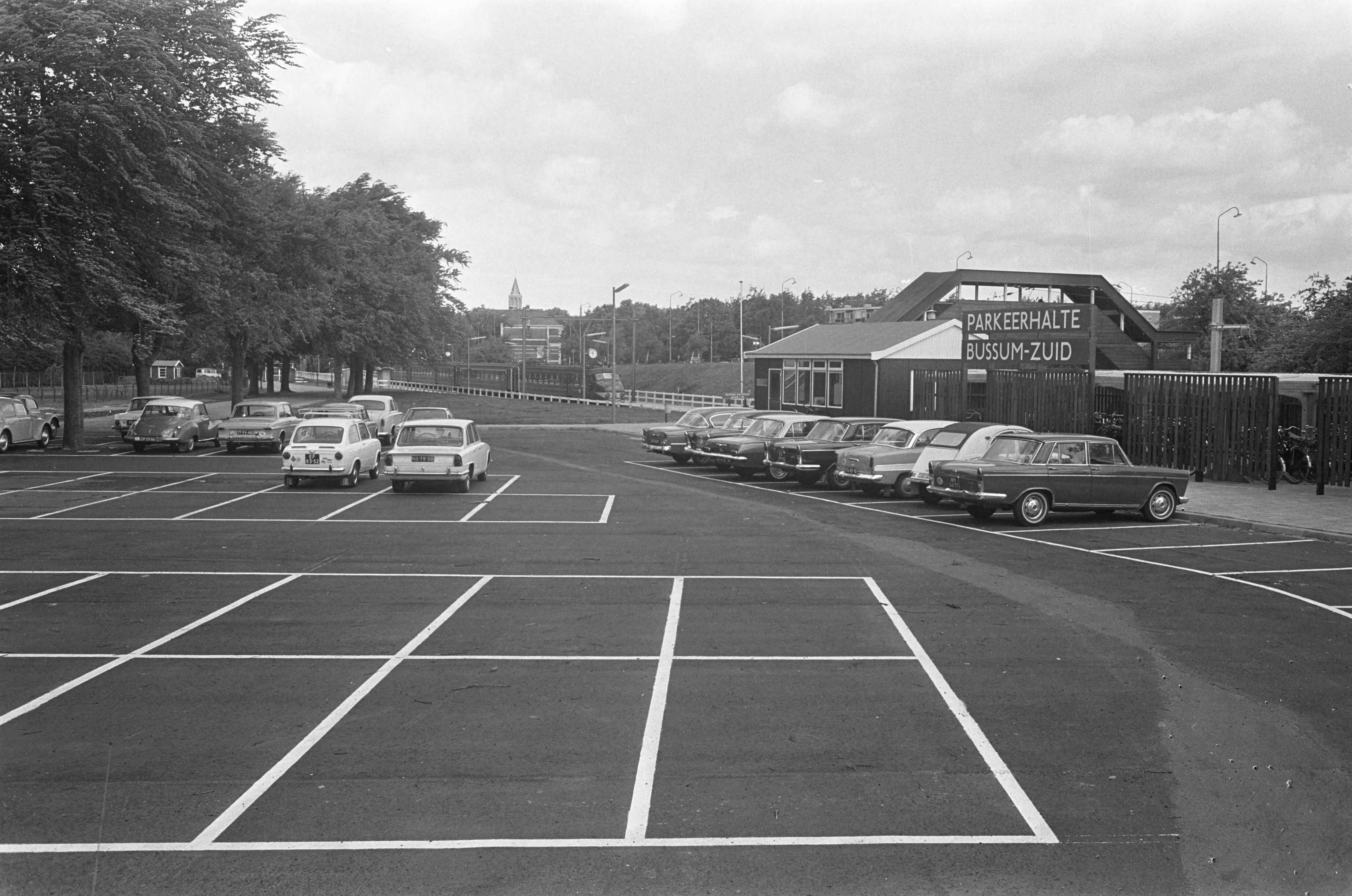 Fotocollectie Anefo — Nieuw station in Bussum, in Bussum-zuid met parkeerplaats tweehonderd autos — Foto: Koch, Eric / Anefo. Licentie: Set B: Rechtenvrij / Publiek Domein. Bron: Nationaal Archief. http://hdl.handle.net/10648/aaebbf9c-d0b4-102d-bcf8-003048976d84