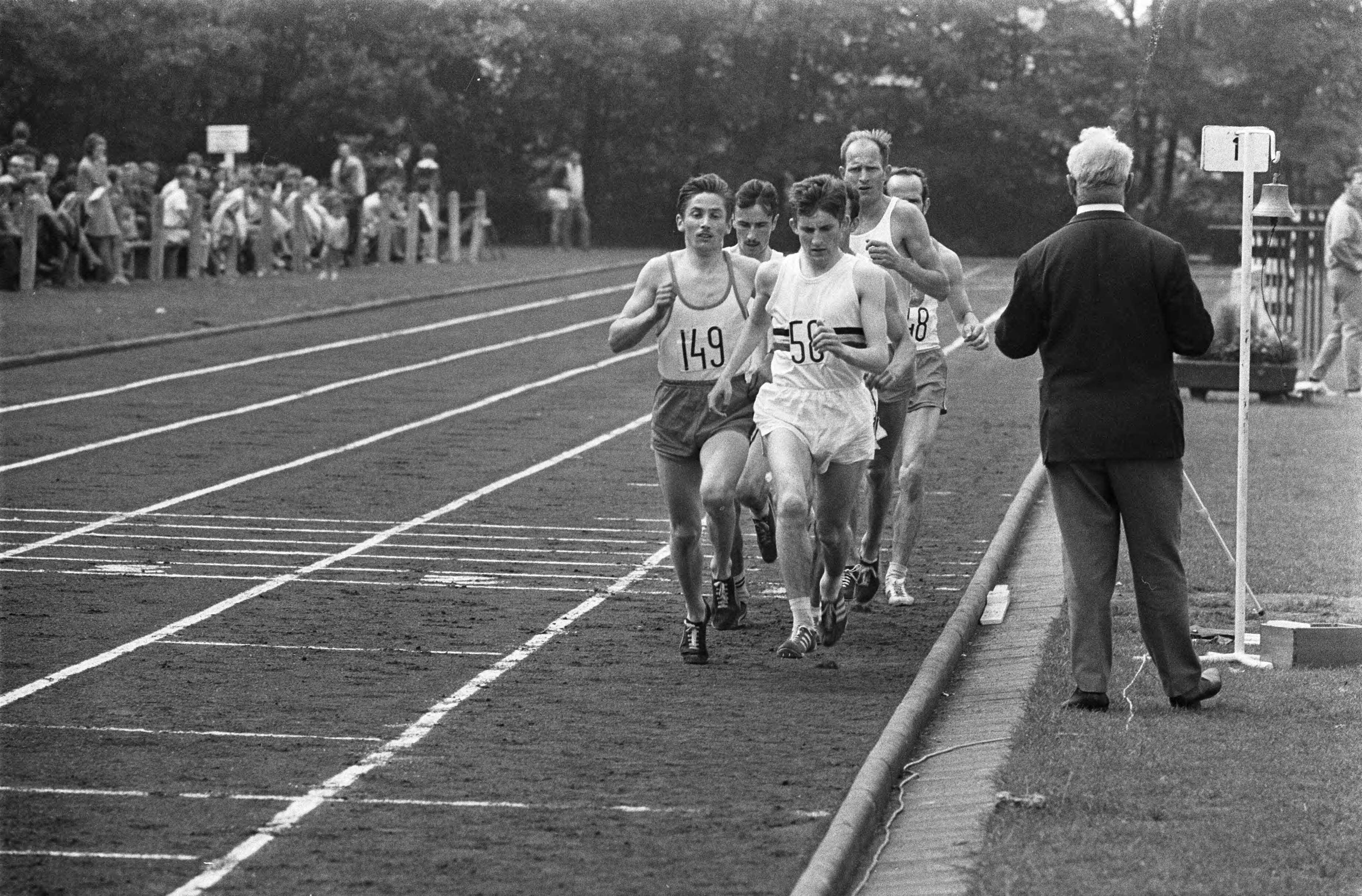 Atletiekinterland Nederland - België — Hardlopers in actie — Foto: Fotograaf Onbekend / Anefo. Licentie: Set B: Rechtenvrij / Publiek Domein. Bron: Nationaal Archief. http://hdl.handle.net/10648/ab70f93c-d0b4-102d-bcf8-003048976d84