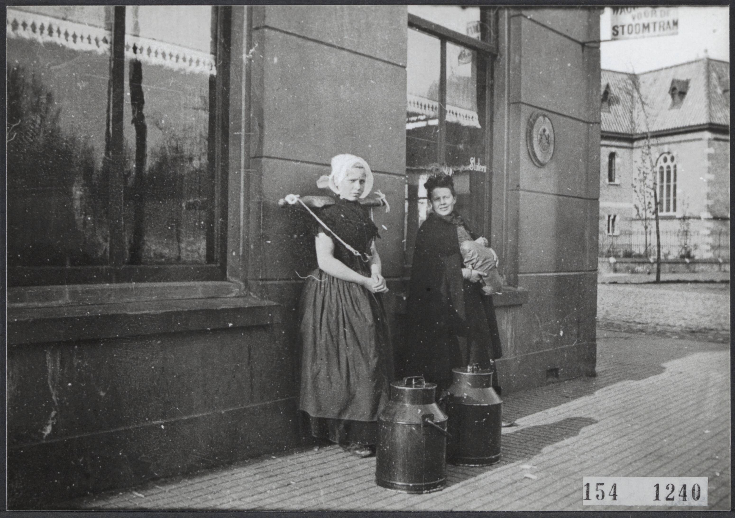 Serie Vanneufville (fotograaf uit Tourcoing 1855-1938) — Melkmeisje in Vlissingen — Foto: Vanneufville, Leonce Bertile. Licentie: Set B: Rechtenvrij / Publiek Domein. Bron: Nationaal Archief. http://hdl.handle.net/10648/12d45a34-80a9-1029-237c-50e471ce0317