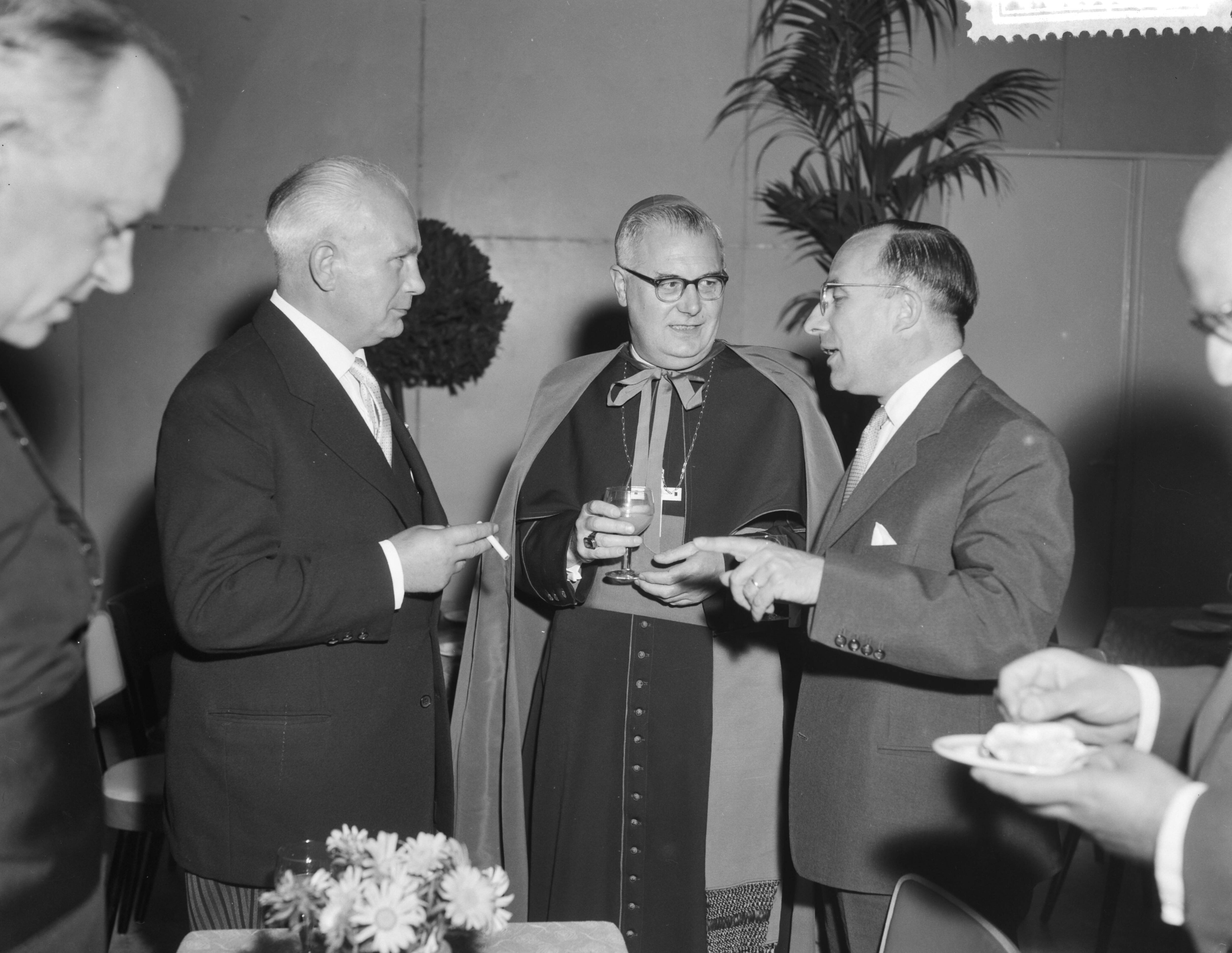 Fotocollectie Anefo — Herdenkingszitting van de KAB in Tivoli te Utrecht, v.l.n J. A. Middelhuis (KAB), Mgr. P. J. A. Moors en Minister Cals — Foto: Rossem, Wim van / Anefo. Licentie: Set B: Rechtenvrij / Publiek Domein. Bron: Nationaal Archief. http://hdl.handle.net/10648/a99db2c6-d0b4-102d-bcf8-003048976d84