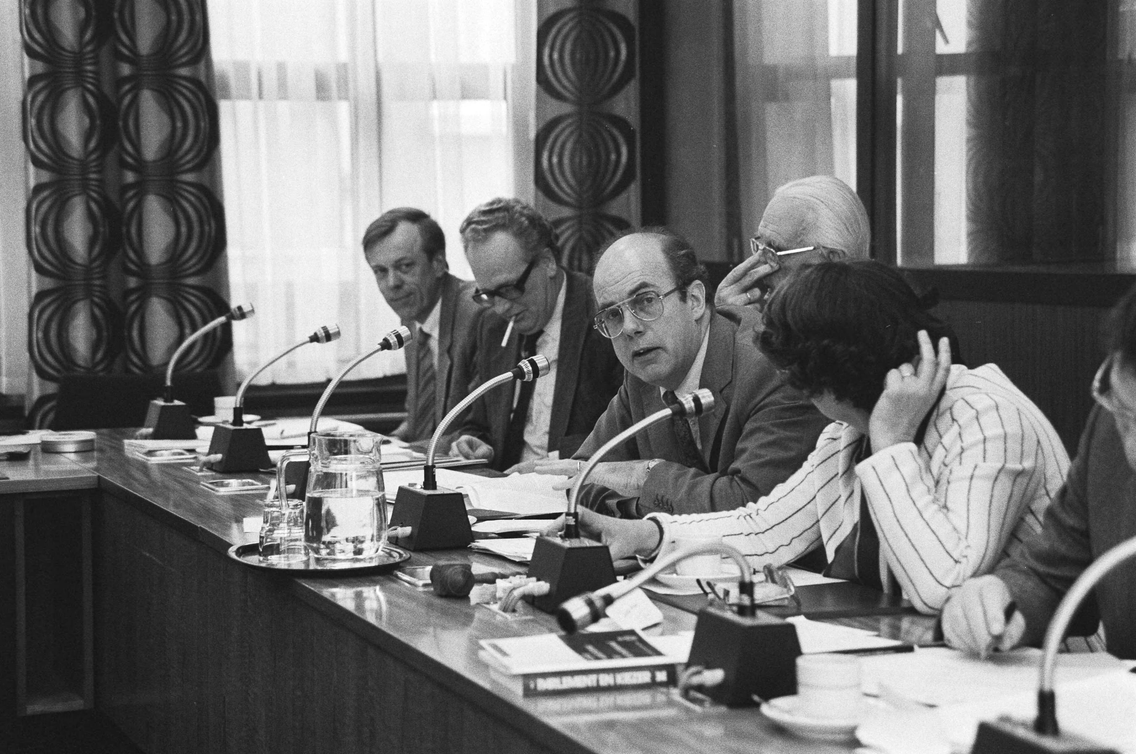 Fotocollectie Anefo — Openbare commissievergadering Onderwijs en Wetenschappen, Justitie en CRM in Den Haag — Foto: Dijk, Hans van / Anefo. Licentie: Set B: Rechtenvrij / Publiek Domein. Bron: Nationaal Archief. http://hdl.handle.net/10648/ad12b8d4-d0b4-102d-bcf8-003048976d84