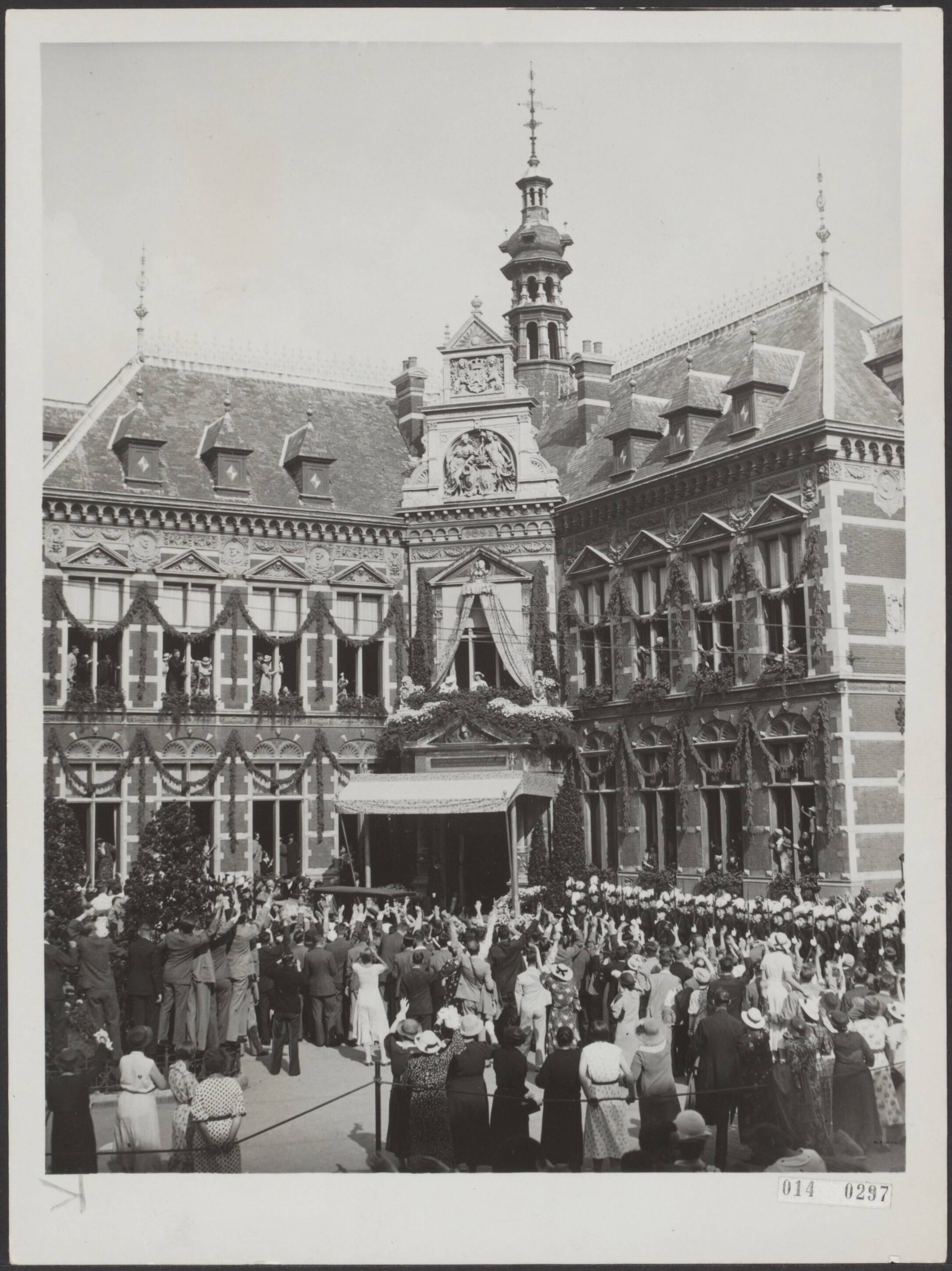 Fotocollectie Elsevier Binnenland — Bezoek van koningin Wilhelmina en prinses Juliana aan de Rijksuniversiteit Utrecht t.g.v. het 300-jarig bestaan. Staande op het balkon werden ze door een enthousiaste menigte begroet. — Foto: N.V. Polygoon. Licentie: Set B: Rechtenvrij / Publiek Domein. Bron: Nationaal Archief. http://hdl.handle.net/10648/adb03230-d0b4-102d-bcf8-003048976d84