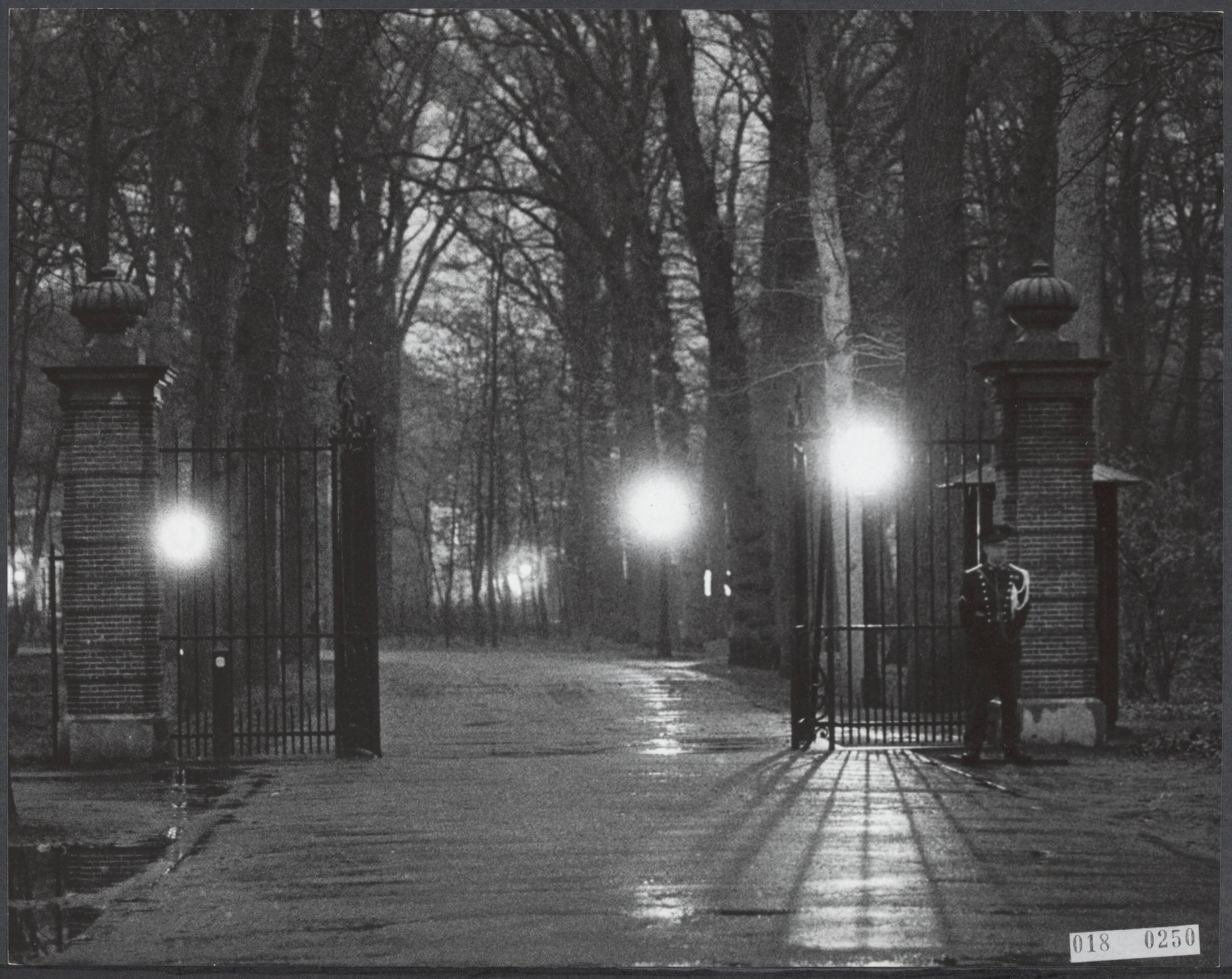 Fotocollectie Elsevier Binnenland — [Serie: drukte rond paleis Drakensteyn en in Lage Vuursche i.v.m. geboorte kroonprins] Nachtelijke rust rond kasteel Drakensteyn. Terwijl het overdag rond Drakensteyn gonst van bedrijvigheid, bedreven door journalisten en fotografen en belangstellenden, heerst er des avonds volledig rust en blijft de marechaussee op post staan. — Foto: Kroon, Ron / Anefo. Licentie: Set B: Rechtenvrij / Publiek Domein. Bron: Nationaal Archief. http://hdl.handle.net/10648/adc1b032-d0b4-102d-bcf8-003048976d84
