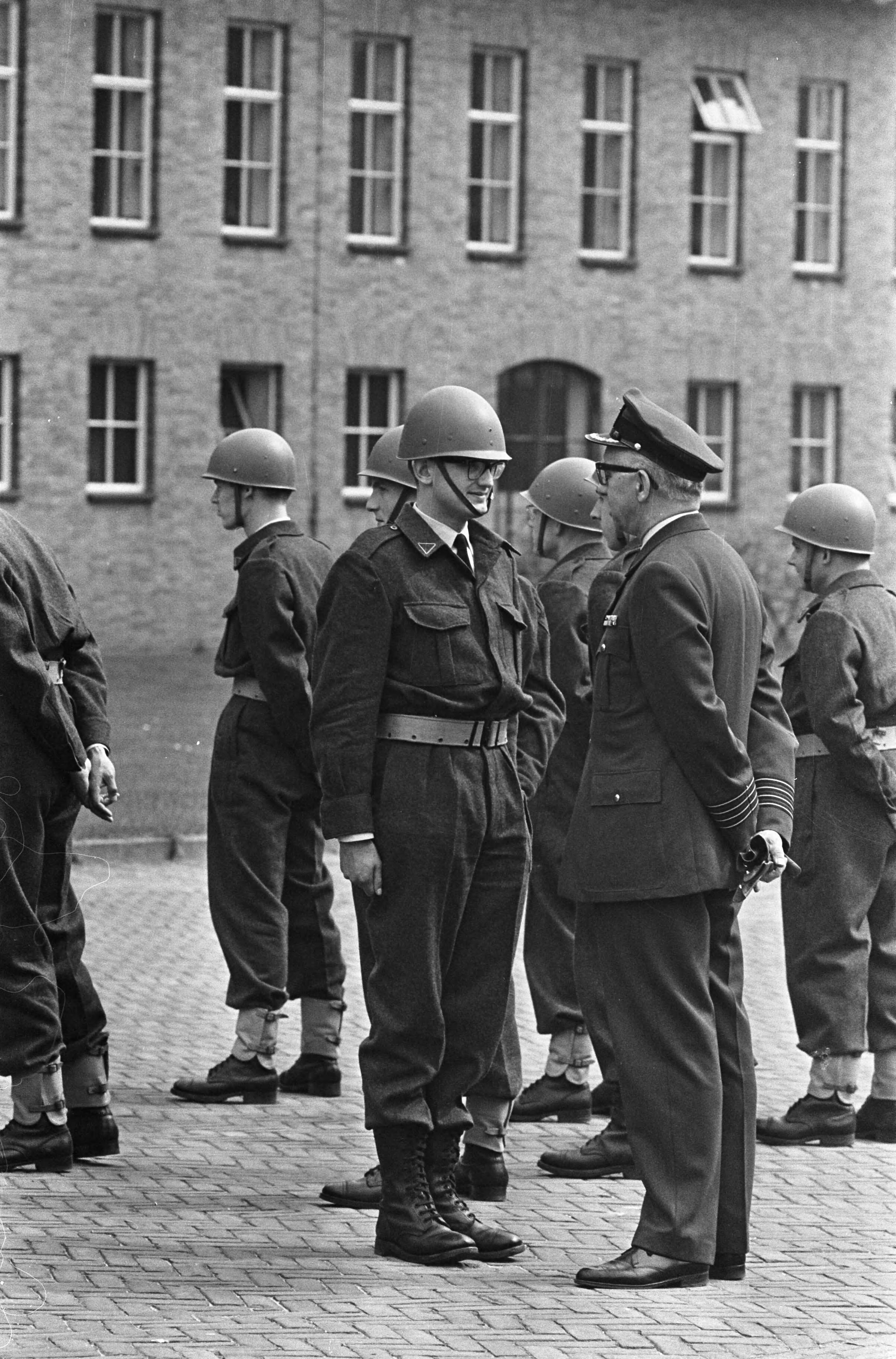 Fotocollectie Anefo — Mr. Pieter van Vollenhoven in militaire dienst bij de luchtmacht in Breda, mr. Pieter tijdens exercitie — Foto: Koch, Eric / Anefo. Licentie: Set B: Rechtenvrij / Publiek Domein. Bron: Nationaal Archief. http://hdl.handle.net/10648/aae77cd4-d0b4-102d-bcf8-003048976d84