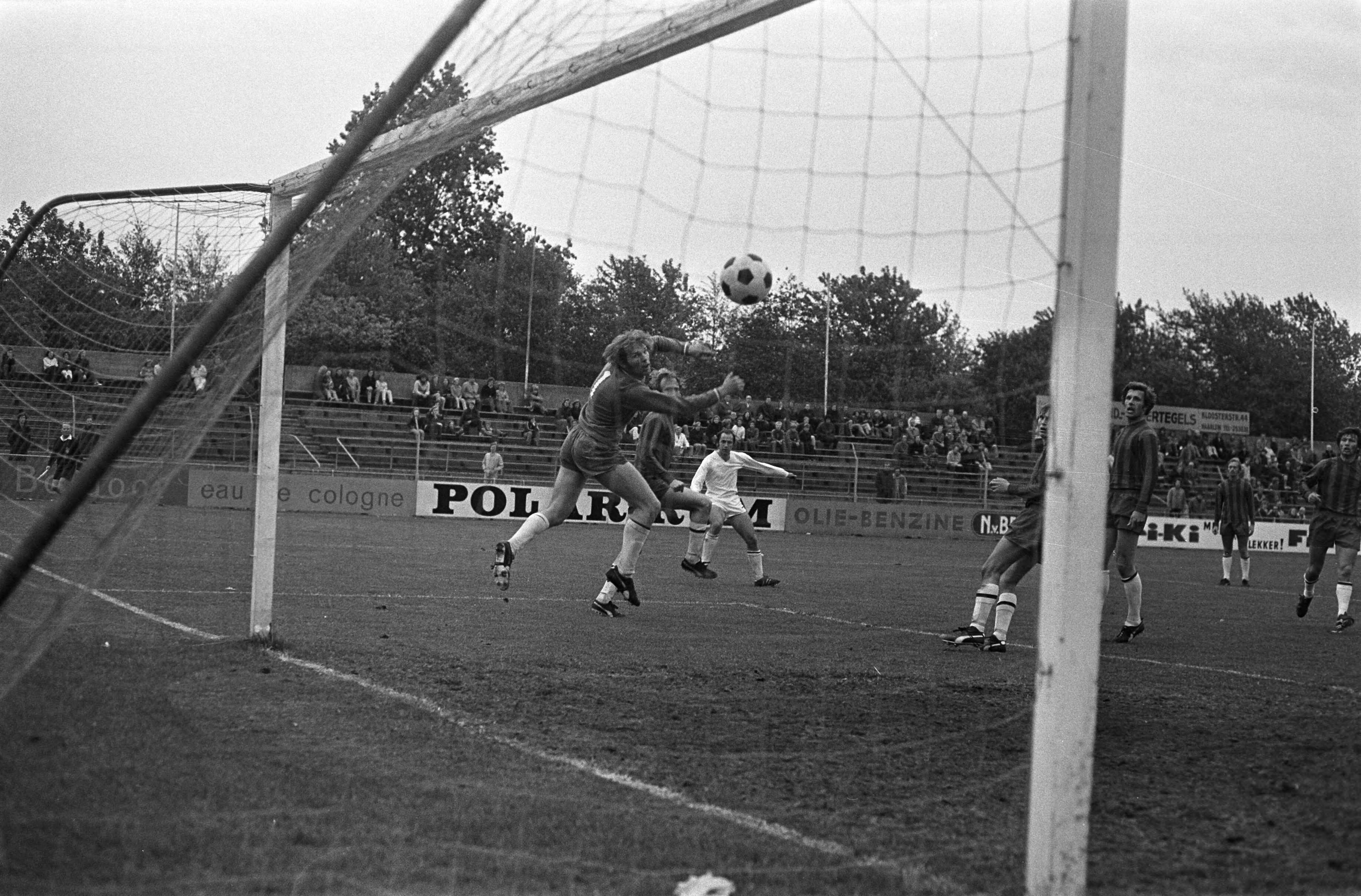 Vriendschappelijke wedstrijd HFC Haarlem - ADO Den Haag — ADO Den Haag|Haarlem|Noord-Holland|sport |voetbal |wedstrijden|HFC Haarlem — Foto: Fotograaf Onbekend / Anefo. Licentie: Set B: Rechtenvrij / Publiek Domein. Bron: Nationaal Archief. http://hdl.handle.net/10648/abea8b30-d0b4-102d-bcf8-003048976d84