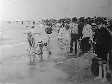 Fotocollectie Elsevier Binnenland — Kinderen vermaken zich aan de vloedlijn van het strand van Scheveningen — Foto: Onbekend / Publiek Domein of Rechtenvrij. Licentie: Set B: Rechtenvrij / Publiek Domein. Bron: Nationaal Archief. http://hdl.handle.net/10648/addf86e8-d0b4-102d-bcf8-003048976d84