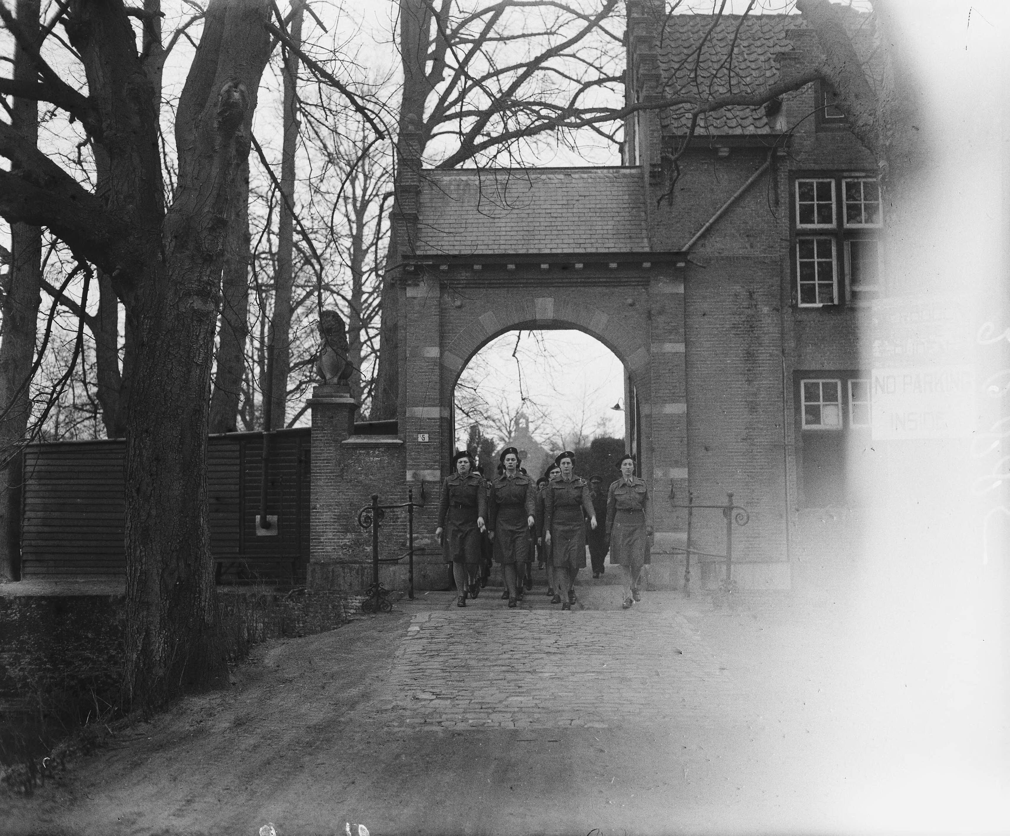 Beëdiging Vrouwen Hulpkorps (VHK) te Breda — Foto: Zeylemaker, Co / Anefo. — Licentie: Set B: Rechtenvrij / Publiek Domein. Bron: Nationaal Archief. http://hdl.handle.net/10648/a8a648ce-d0b4-102d-bcf8-003048976d84