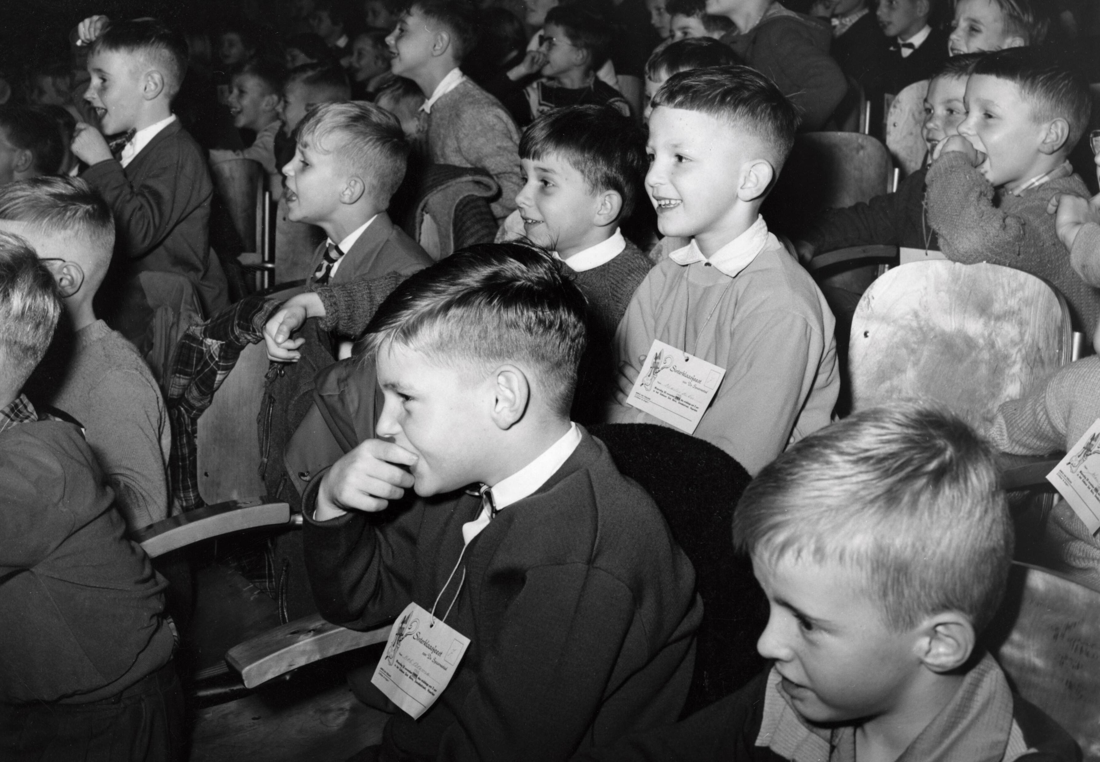Collectie nader te bepalen — [Sinterklaasfeest N.V. Drukkerij De Spaarnestad in Haarlem] [kinderen in de zaal] — Foto: Fotograaf Onbekend / Fotobureau onbekend / Spaarnestad Photo (05887). Licentie: Set B: Rechtenvrij / Publiek Domein. Bron: Nationaal Archief. http://hdl.handle.net/10648/35429da6-4052-a382-e063-6df0900a6686