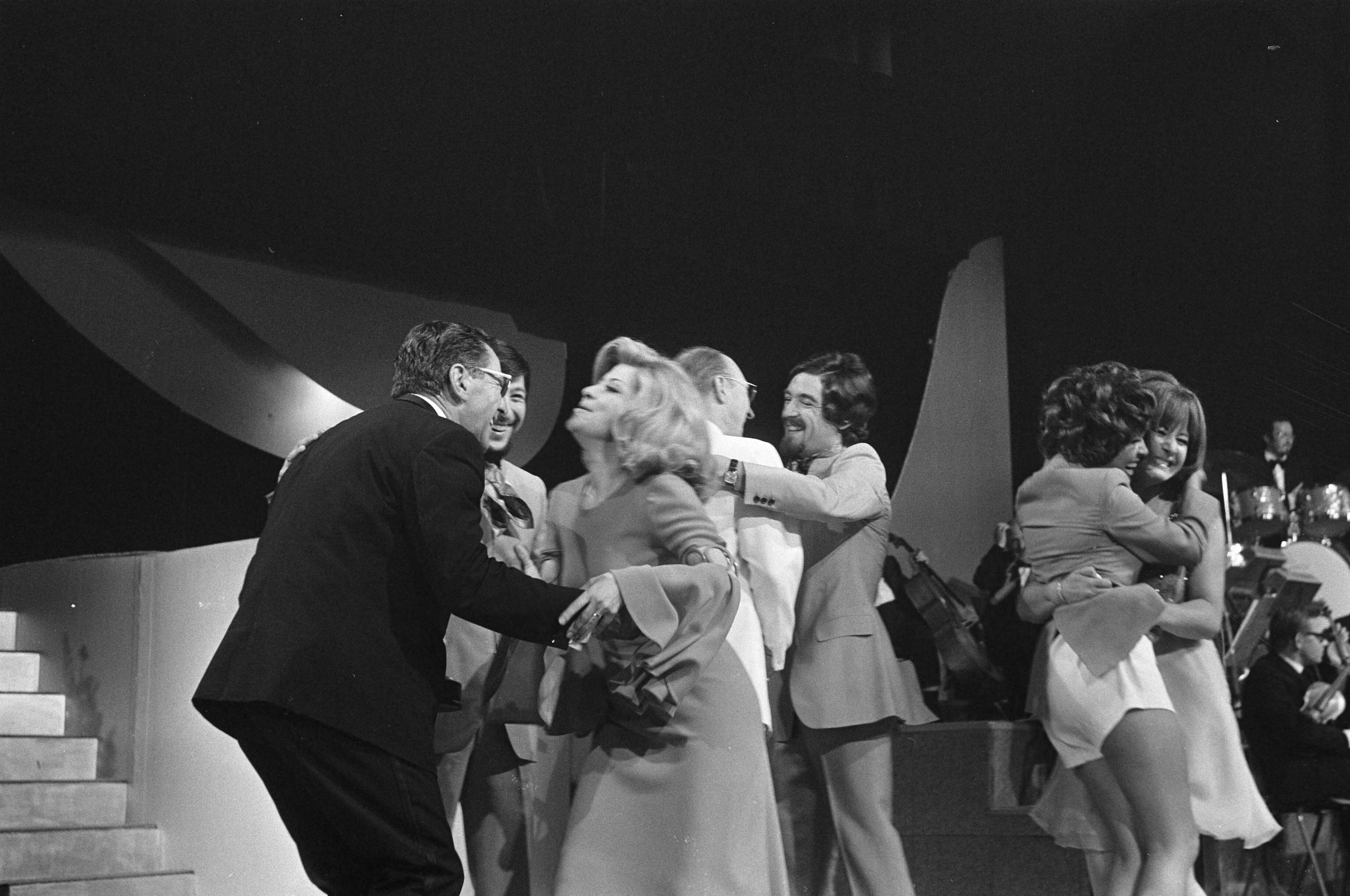 Singing Europe 1969, de finale in Scheveningen — De Spaanse ploeg na het behalen van de overwinning, links Lou Van Rees — Foto: Fotograaf Onbekend / Anefo. Licentie: Set B: Rechtenvrij / Publiek Domein. Bron: Nationaal Archief. http://hdl.handle.net/10648/ab7236c6-d0b4-102d-bcf8-003048976d84