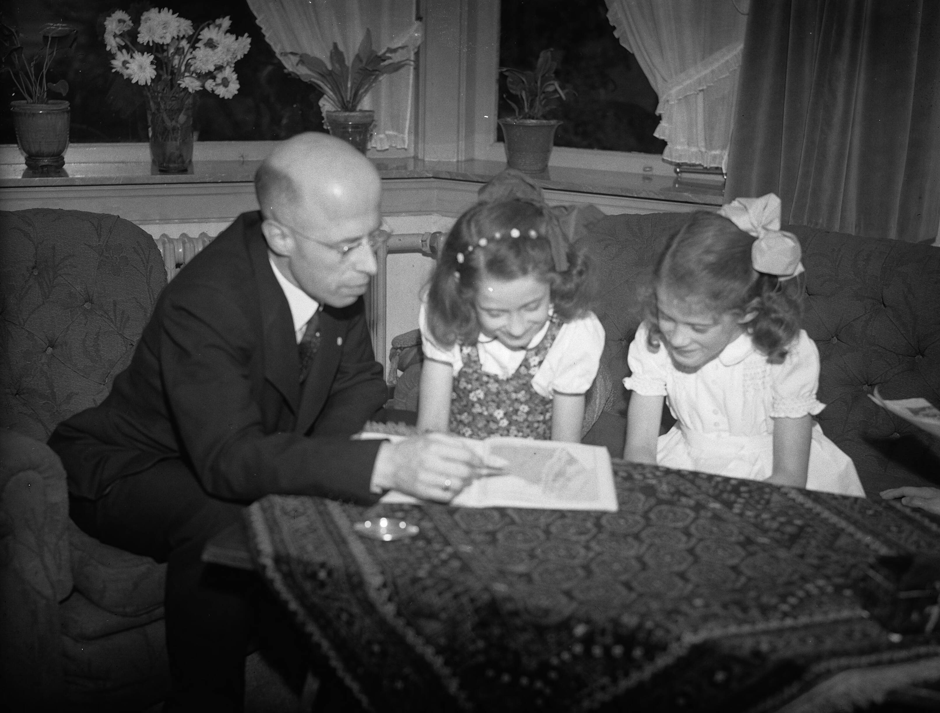 Fotocollectie Anefo — Minister L.J.M. Beel met dochters aan tafel in zijn woonhuis te Wassenaar — Foto: IMF / Anefo. Licentie: Set B: Rechtenvrij / Publiek Domein. Bron: Nationaal Archief. http://hdl.handle.net/10648/a8a02804-d0b4-102d-bcf8-003048976d84