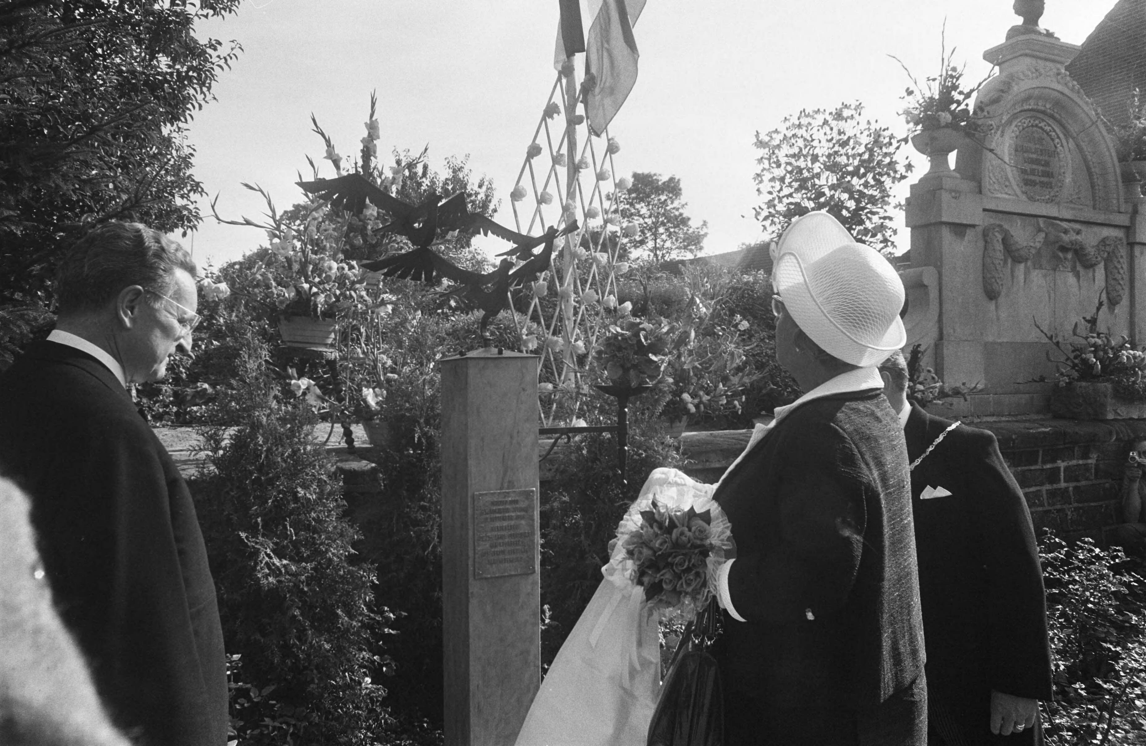 Fotocollectie Anefo — Koningin Juliana bezoekt Zuid Limburg ter gelegenheid van de 25-jarige herdenking van de bevrijding: koningin Juliana onthult het bevrijdingsmonument te Noorbeek — Foto: Mieremet, Rob / Anefo. Licentie: Set B: Rechtenvrij / Publiek Domein. Bron: Nationaal Archief. http://hdl.handle.net/10648/ab798502-d0b4-102d-bcf8-003048976d84
