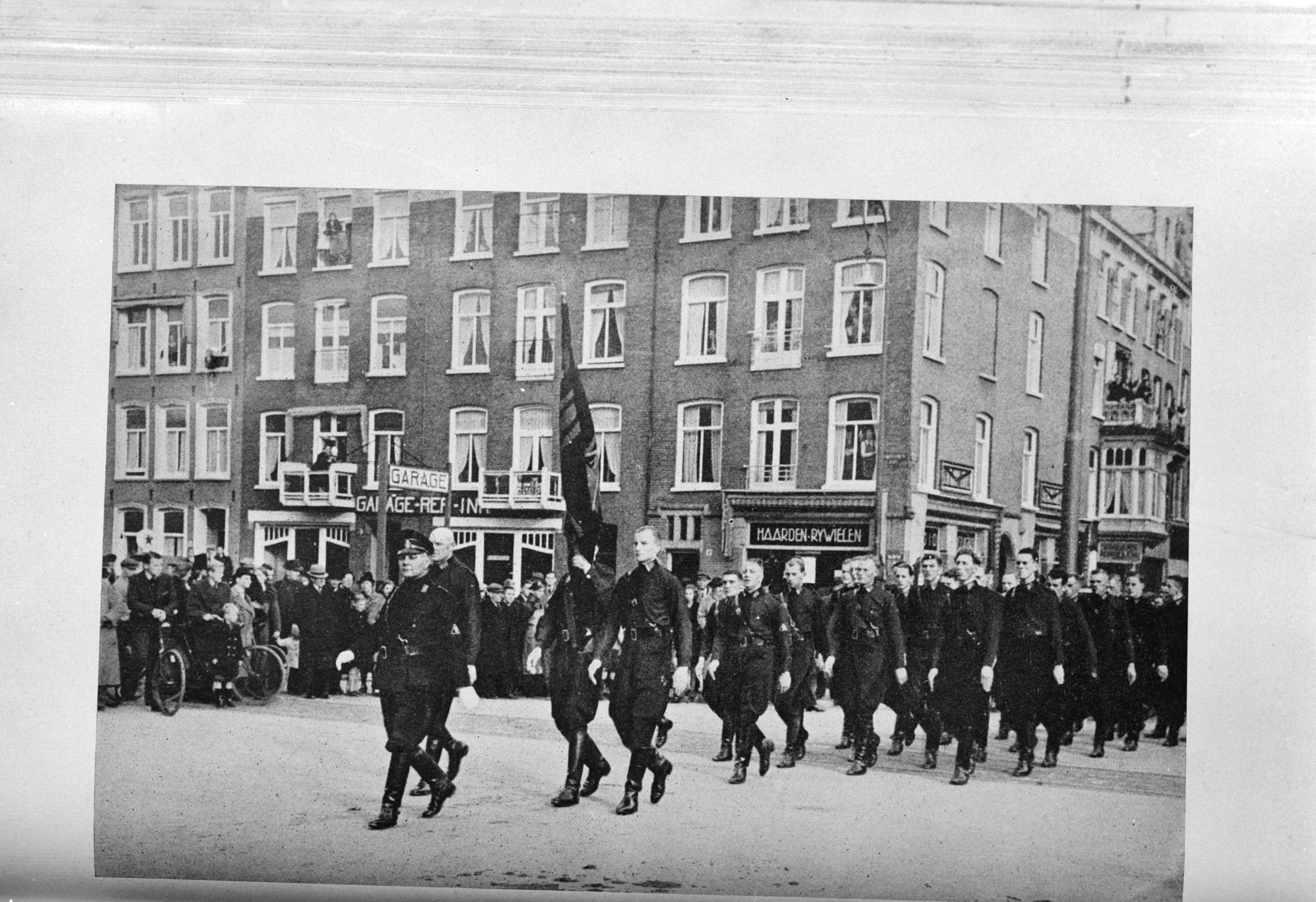 Fotocollectie Anefo — Een WA-vendel marcheert door Den Haag — Foto: Doka / Anefo. Licentie: Set B: Rechtenvrij / Publiek Domein. Bron: Nationaal Archief. http://hdl.handle.net/10648/ad7d8ff6-d0b4-102d-bcf8-003048976d84