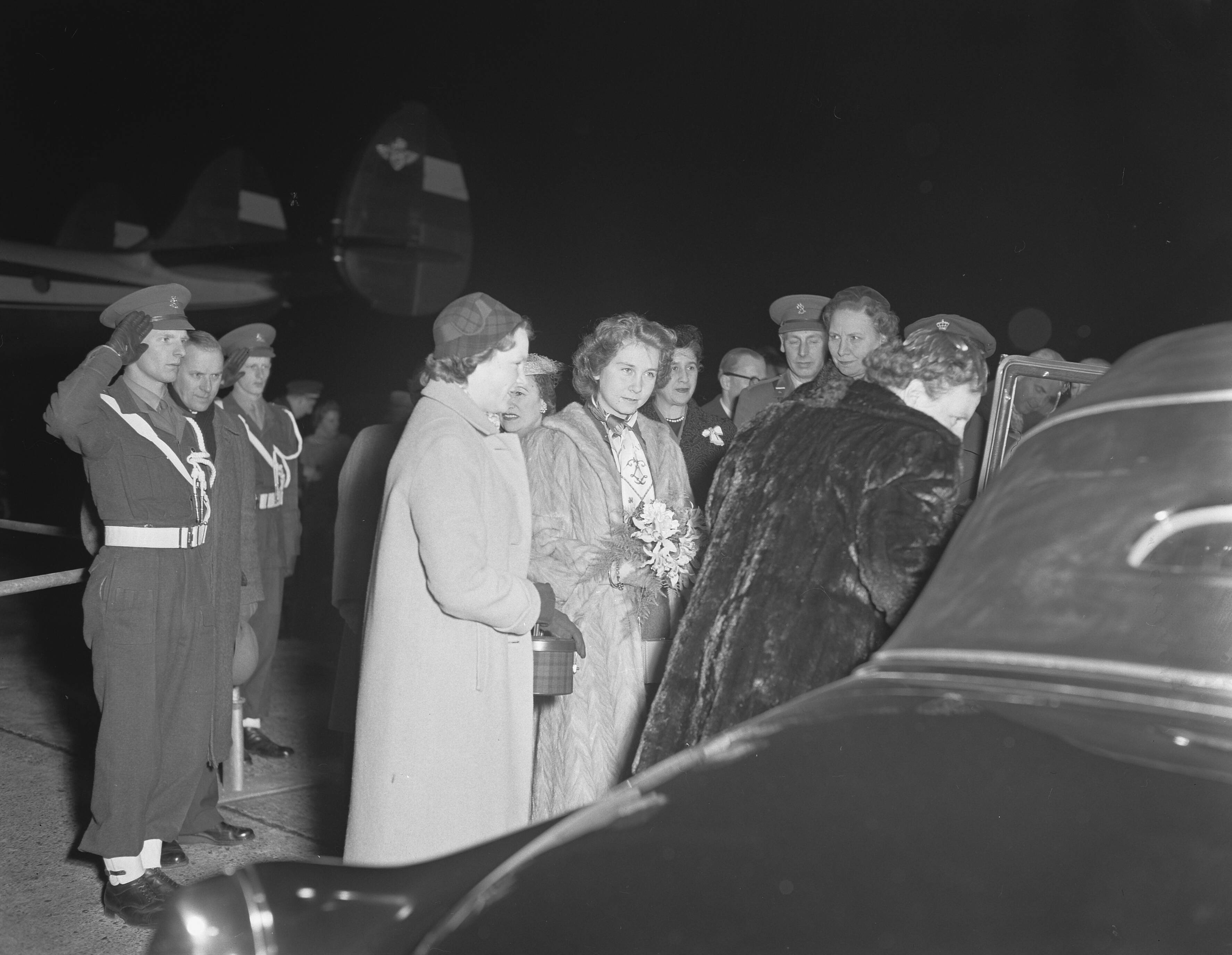 Fotocollectie Anefo — Aankomst van koningin Frederika en prinses Sophia uit Griekenland op Schiphol. Zij werden begroet door koninging Juliana en prinses Irene — Foto: Pot, Harry / Anefo. Licentie: Set B: Rechtenvrij / Publiek Domein. Bron: Nationaal Archief. http://hdl.handle.net/10648/a9443b60-d0b4-102d-bcf8-003048976d84
