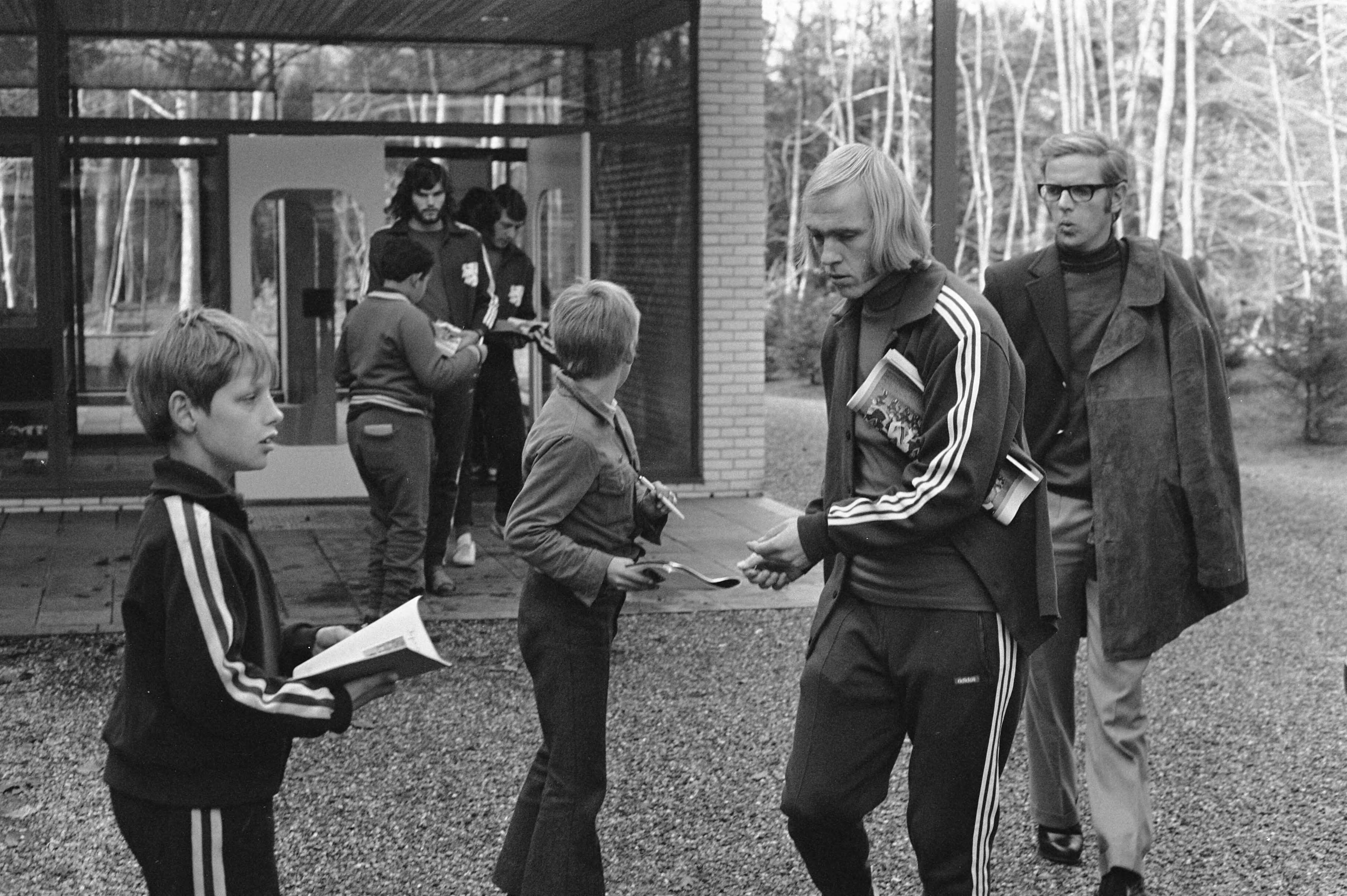 Fotocollectie Anefo — Training selectie Nederlands elftal in Zeist voor wedstrijd tegen Belgie, Willy Brokamp geeft handtekening — Foto: Mieremet, Rob / Anefo. Licentie: Set B: Rechtenvrij / Publiek Domein. Bron: Nationaal Archief. http://hdl.handle.net/10648/abfd5a94-d0b4-102d-bcf8-003048976d84