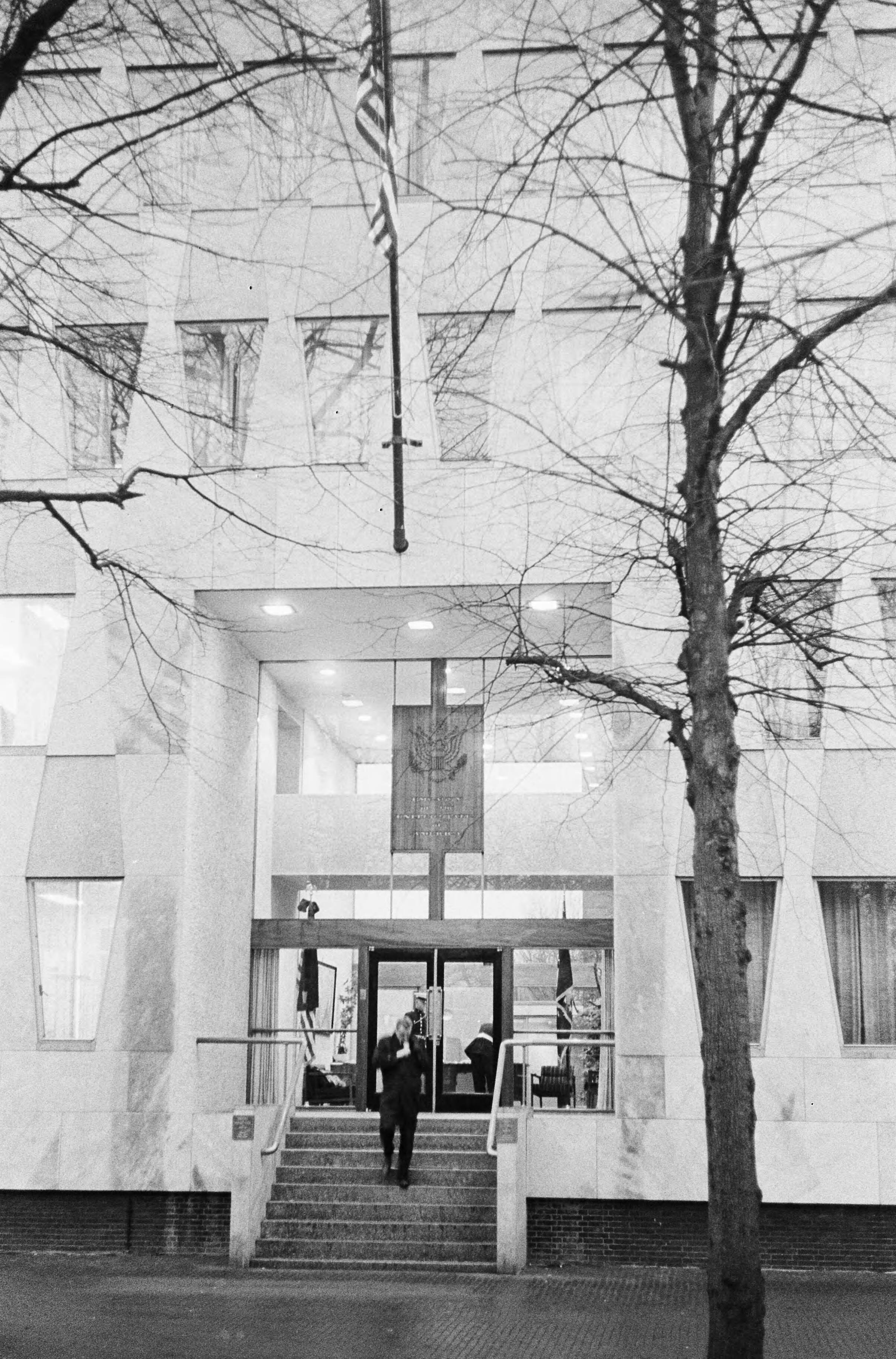 Fotocollectie Anefo — Condoleancebezoek op de Amerikaanse ambassade te Den Haag n.a.v. het overlijden van president Kennedy — Foto: Pot, Harry / Anefo. Licentie: Set B: Rechtenvrij / Publiek Domein. Bron: Nationaal Archief. http://hdl.handle.net/10648/aa4f15f2-d0b4-102d-bcf8-003048976d84