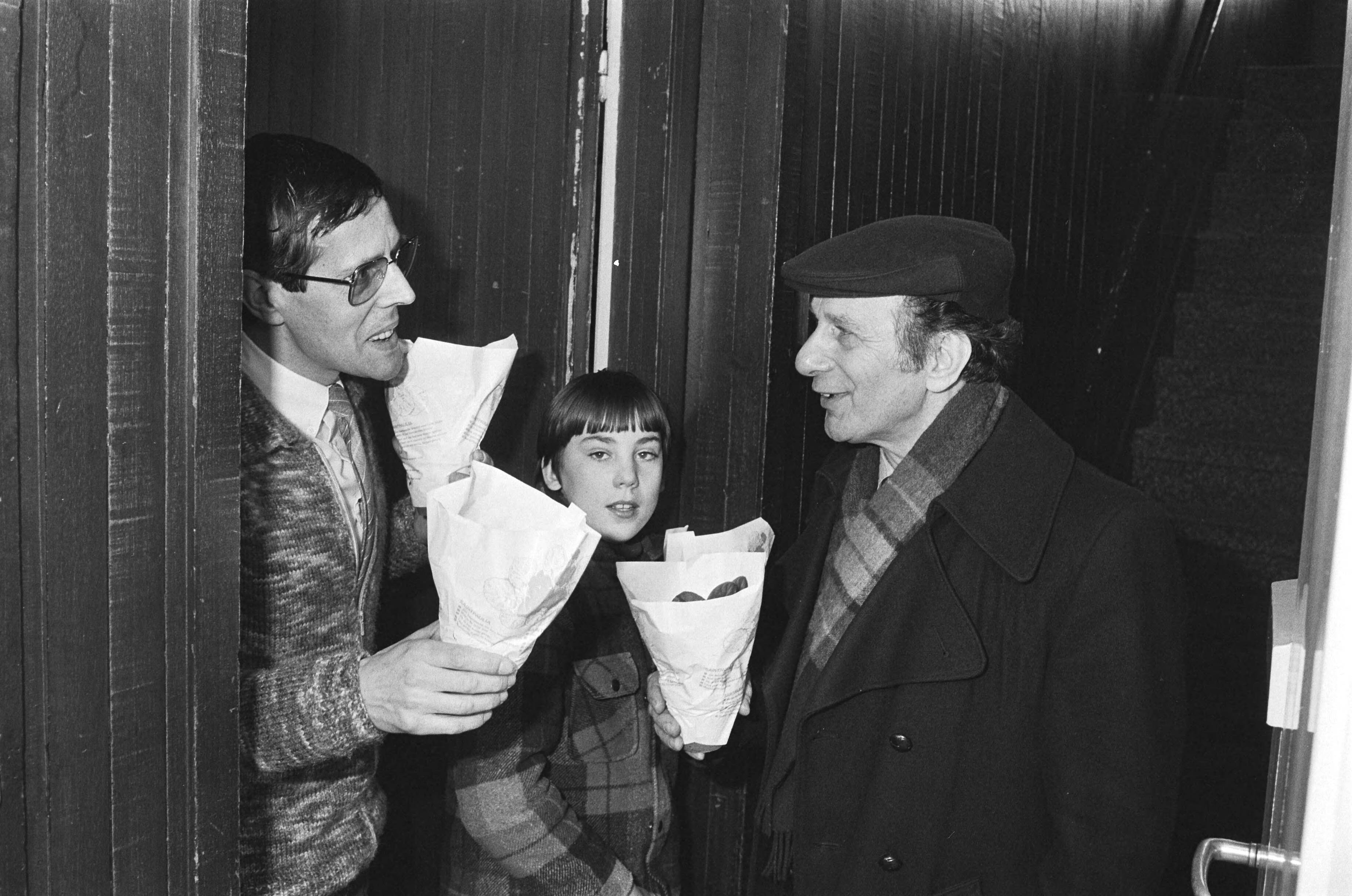 Fotocollectie Anefo — Grafisch personeel van dagblad "De Stem" in Breda beslut tijdens vergadering het werk weer te hervatten. Alle stakers kregen een plant van de bond — Foto: Antonisse, Marcel / Anefo. Licentie: Set B: Rechtenvrij / Publiek Domein. Bron: Nationaal Archief. http://hdl.handle.net/10648/ad12d0b2-d0b4-102d-bcf8-003048976d84