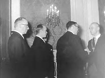 Fotocollectie Anefo — Installatie van burgemeester H.A.M.T. Kolfschoten van Den Haag — Foto: Bilsen, Joop van / Anefo. Licentie: Set B: Rechtenvrij / Publiek Domein. Bron: Nationaal Archief. http://hdl.handle.net/10648/a957bbfe-d0b4-102d-bcf8-003048976d84