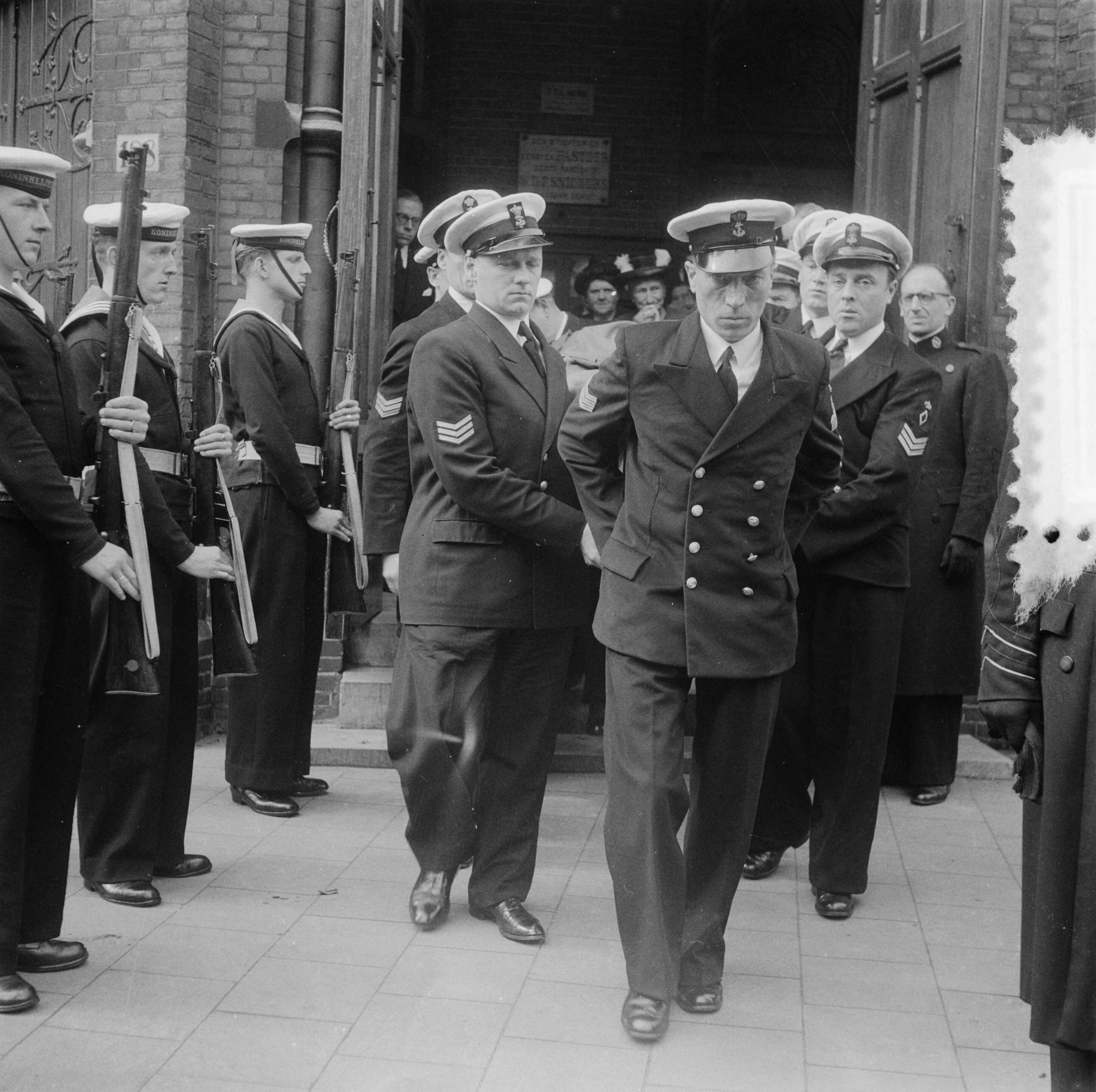 Fotocollectie Anefo — Marine begrafenis van luitenant-ter-zee Van der Werf te Den Haag — Foto: Pot, Harry / Anefo. Licentie: Set B: Rechtenvrij / Publiek Domein. Bron: Nationaal Archief. http://hdl.handle.net/10648/a8ef01a4-d0b4-102d-bcf8-003048976d84